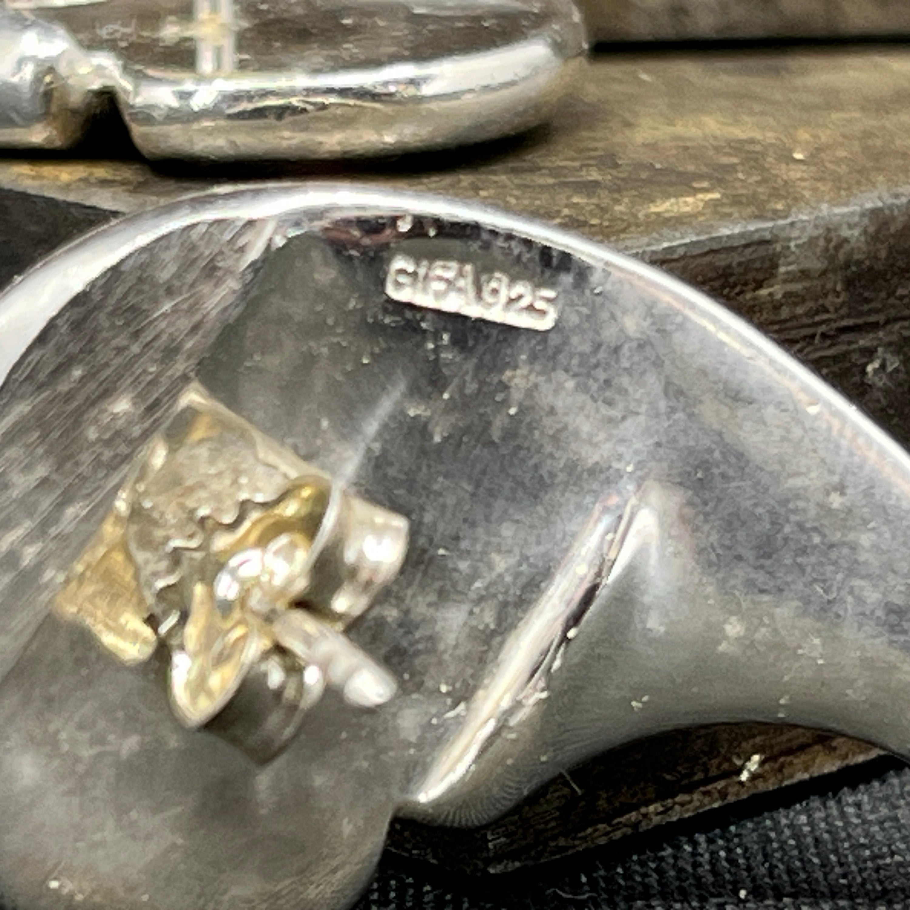 Et par ørestikker i sølv