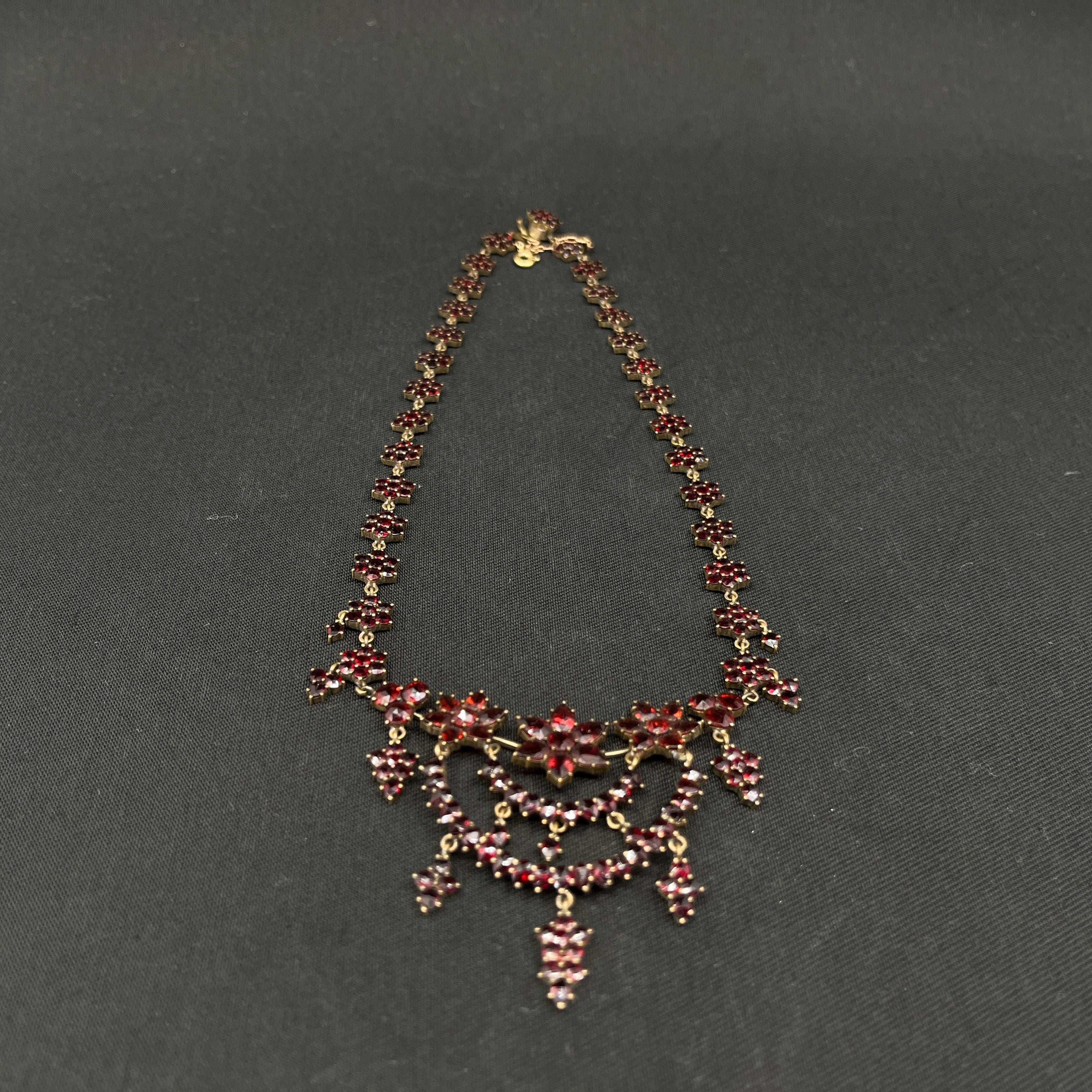 Stor halskæde med granater