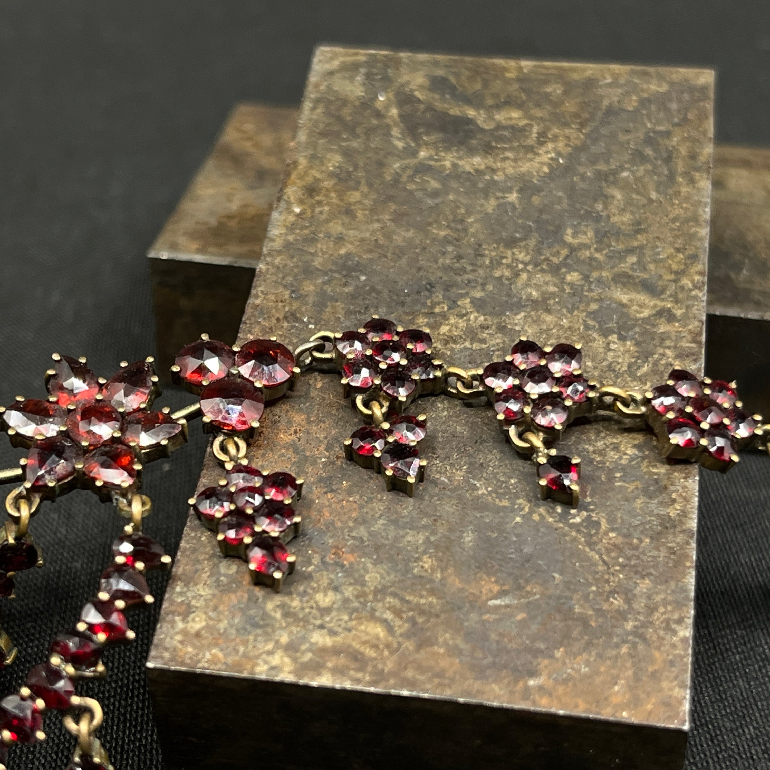 Stor halskæde med granater