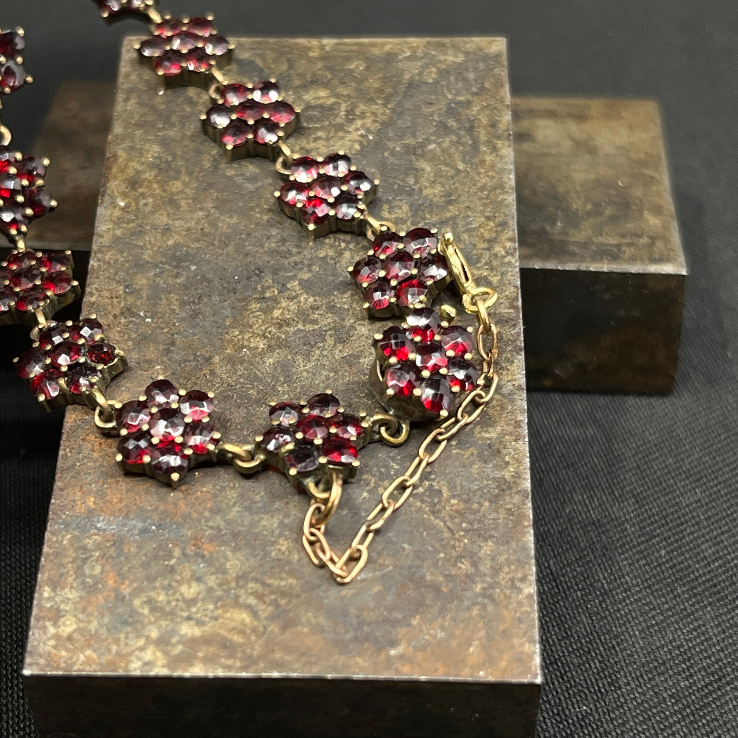 Stor halskæde med granater