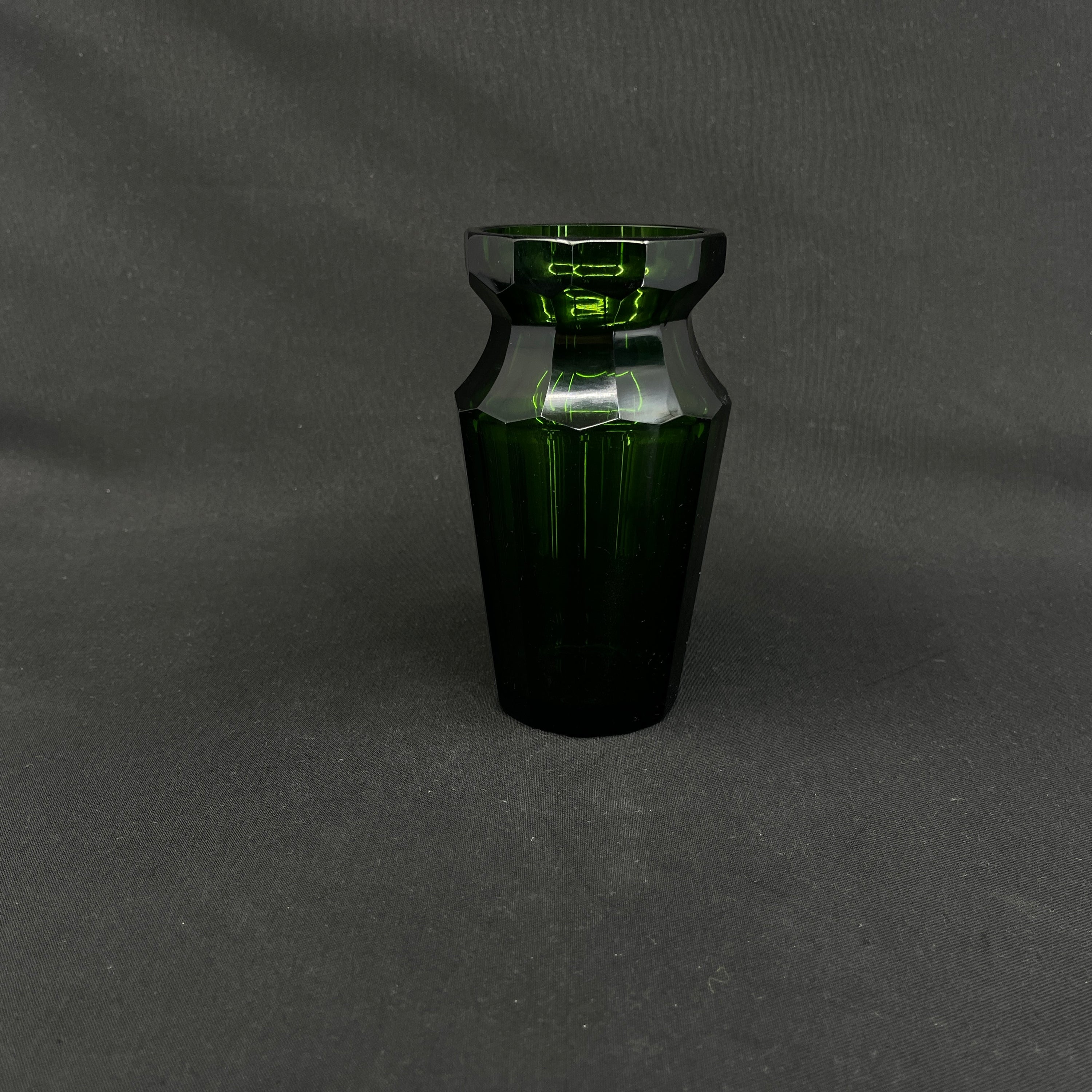Smaragd grøn art deco vase, 14,5 cm.