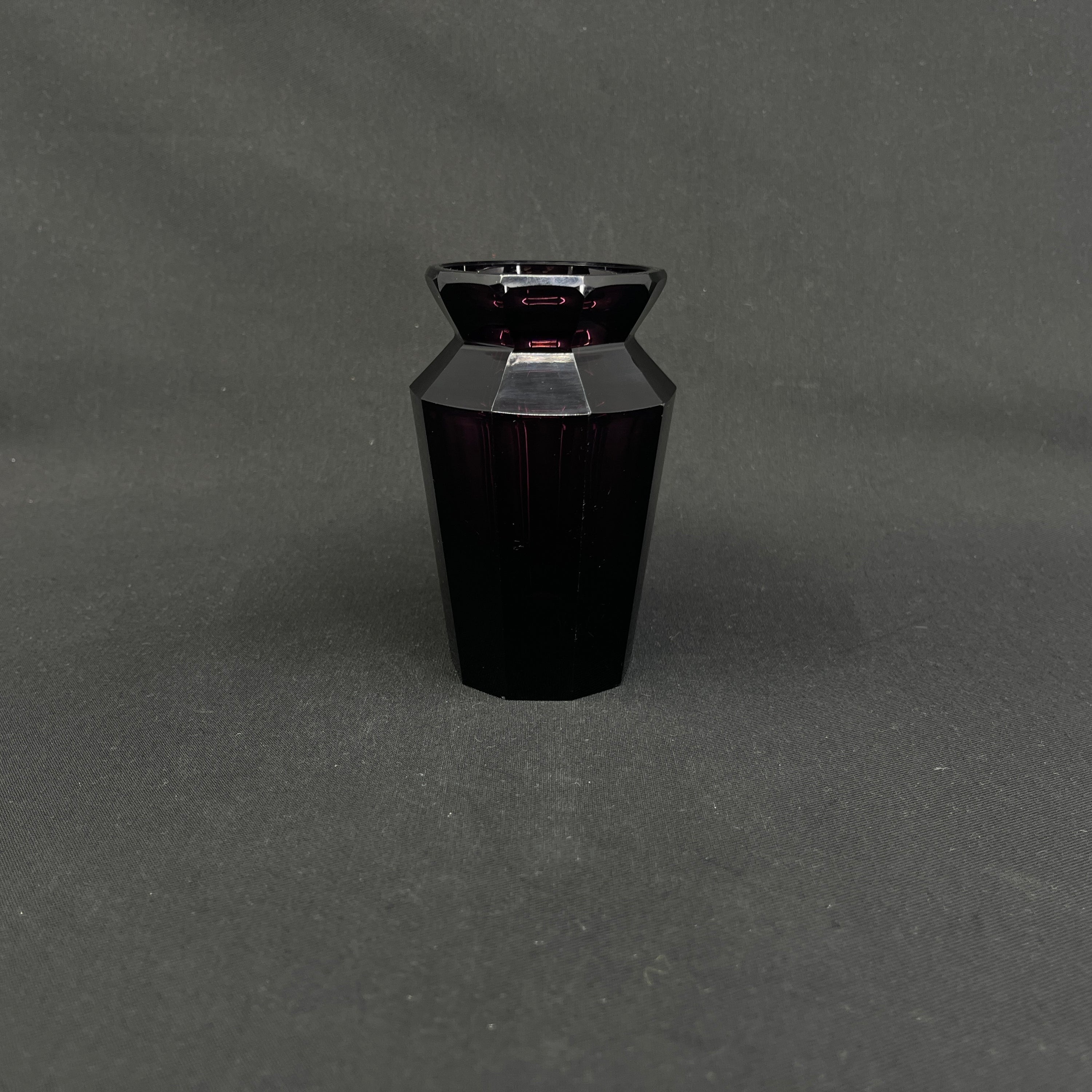 Mangan art deco vase, 11 cm.