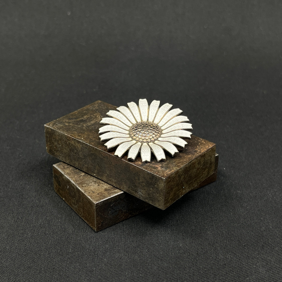 Anton Michelsen marguerite broche - mørk patineret