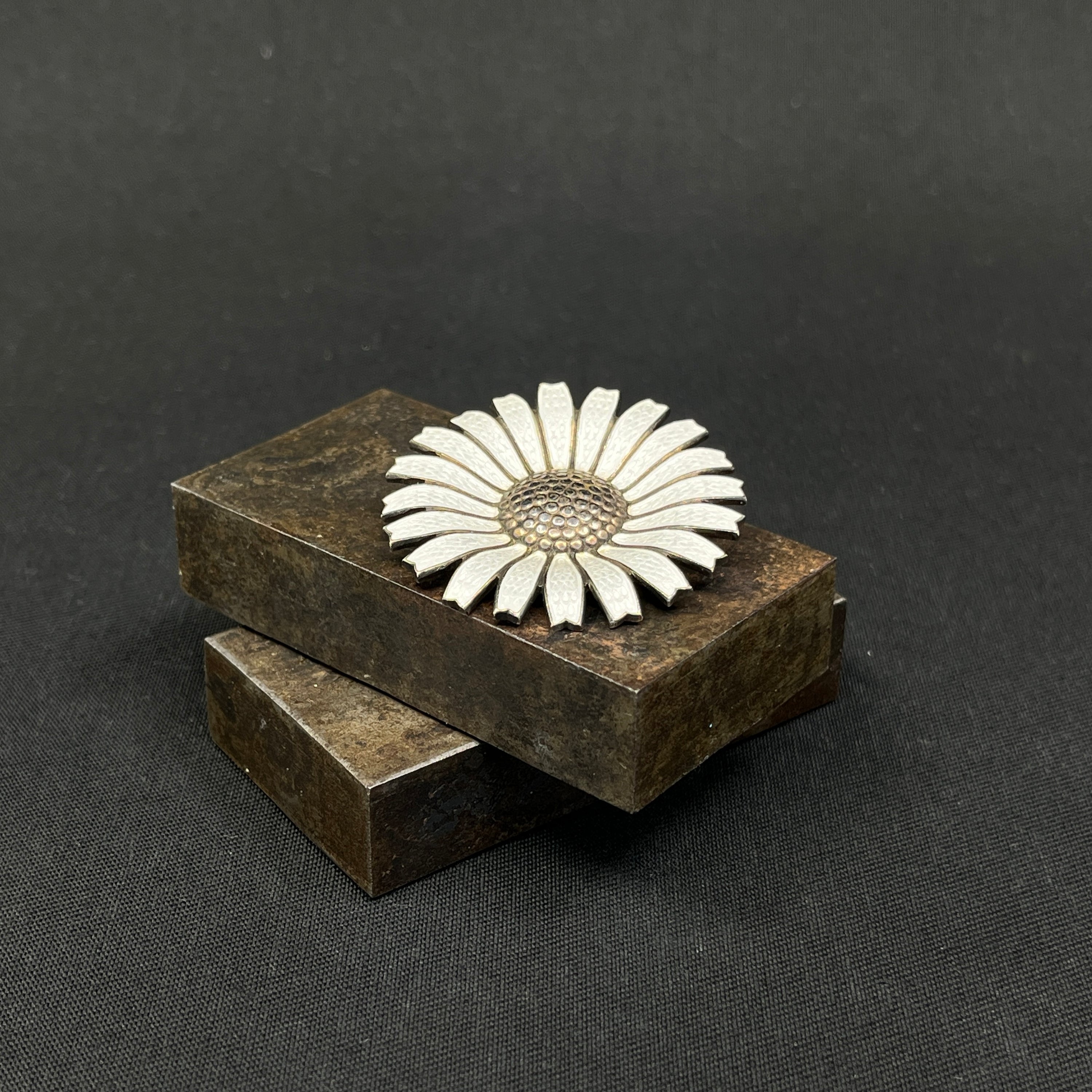 Anton Michelsen marguerite broche - mørk patineret