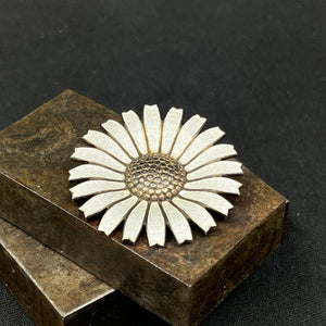 Anton Michelsen marguerite broche - mørk patineret