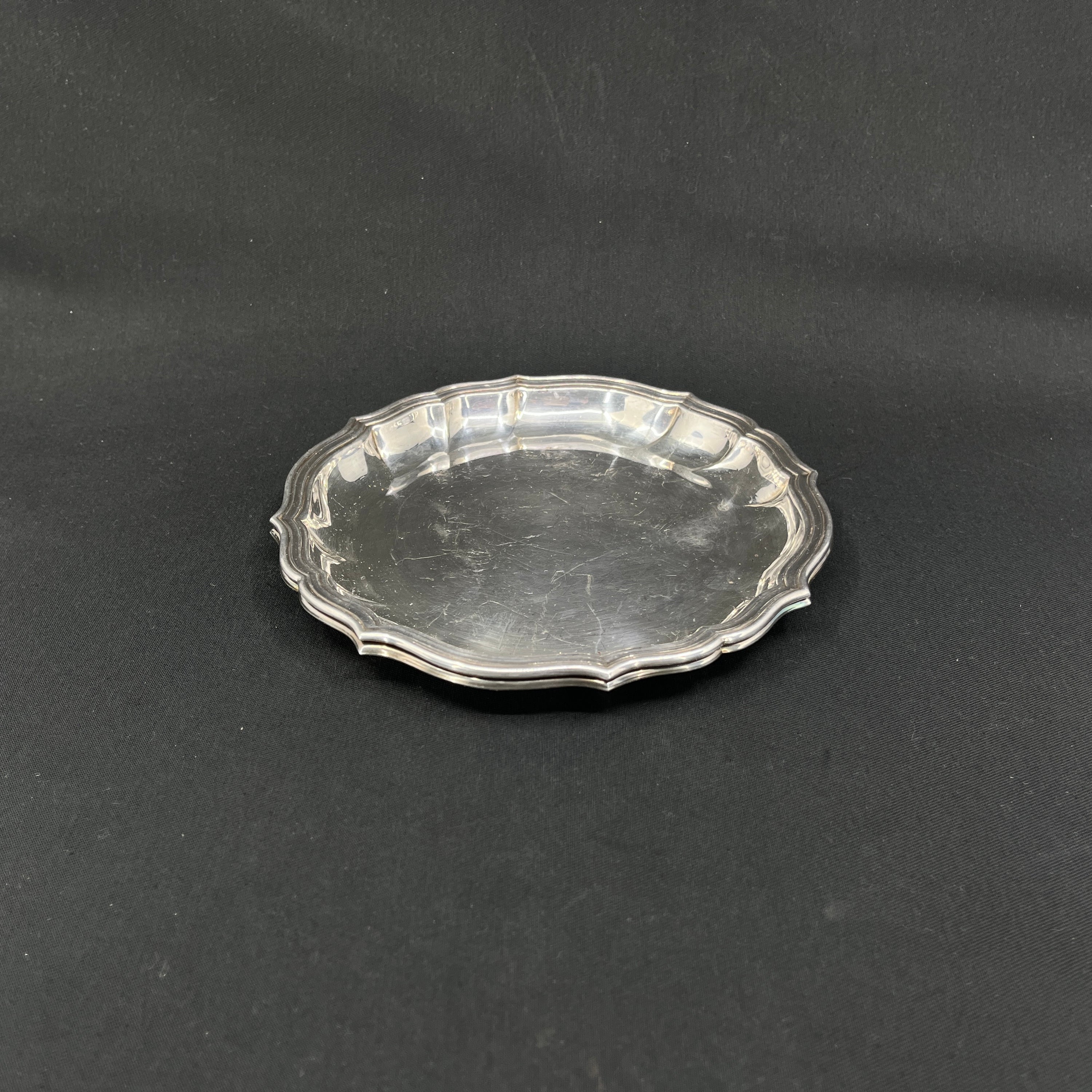 Et par flaskebakker i sølvplet - skævknækket