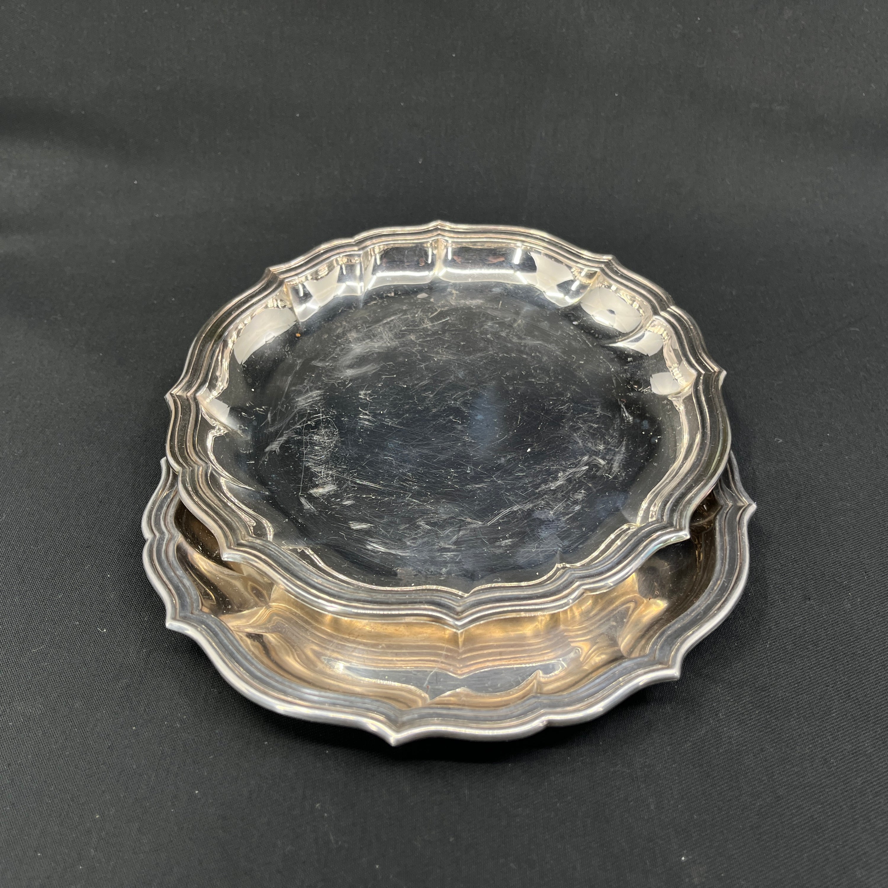 Et par flaskebakker i sølvplet - skævknækket