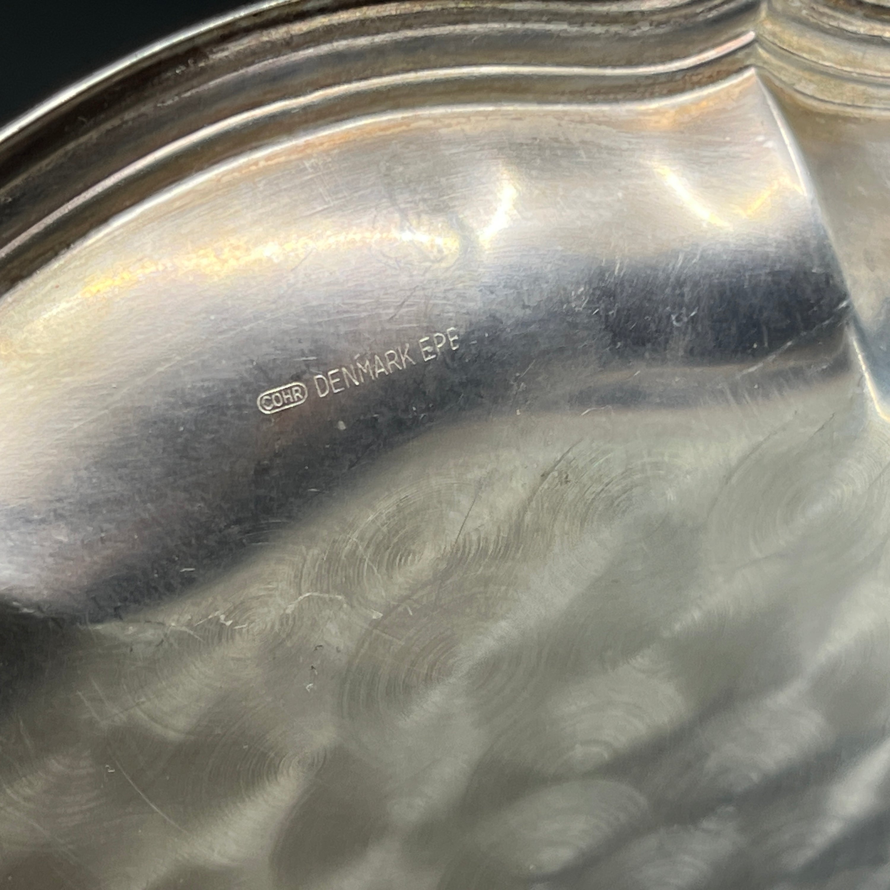 Et par flaskebakker i sølvplet - skævknækket