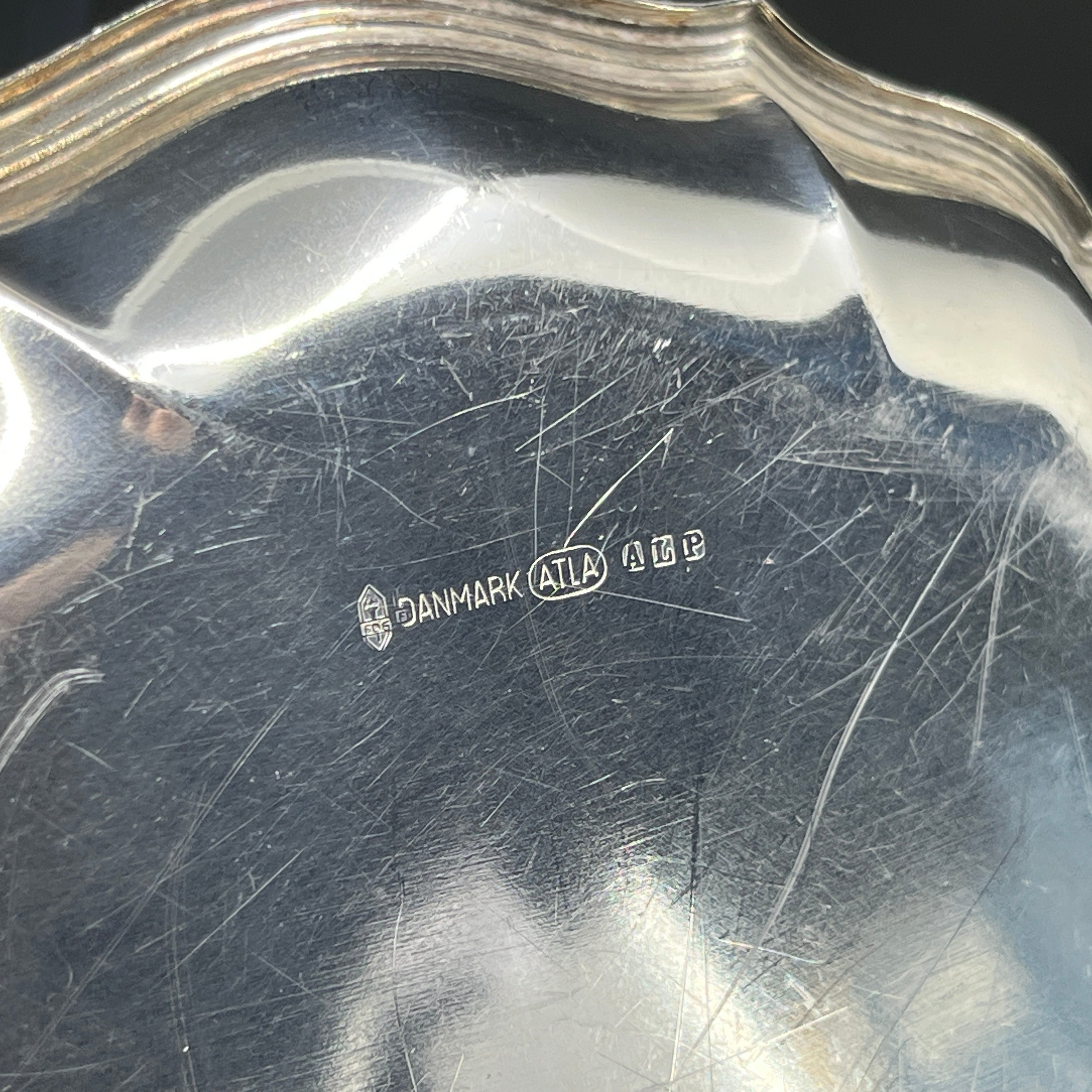 Flaskebakke i sølvplet - skævknækket