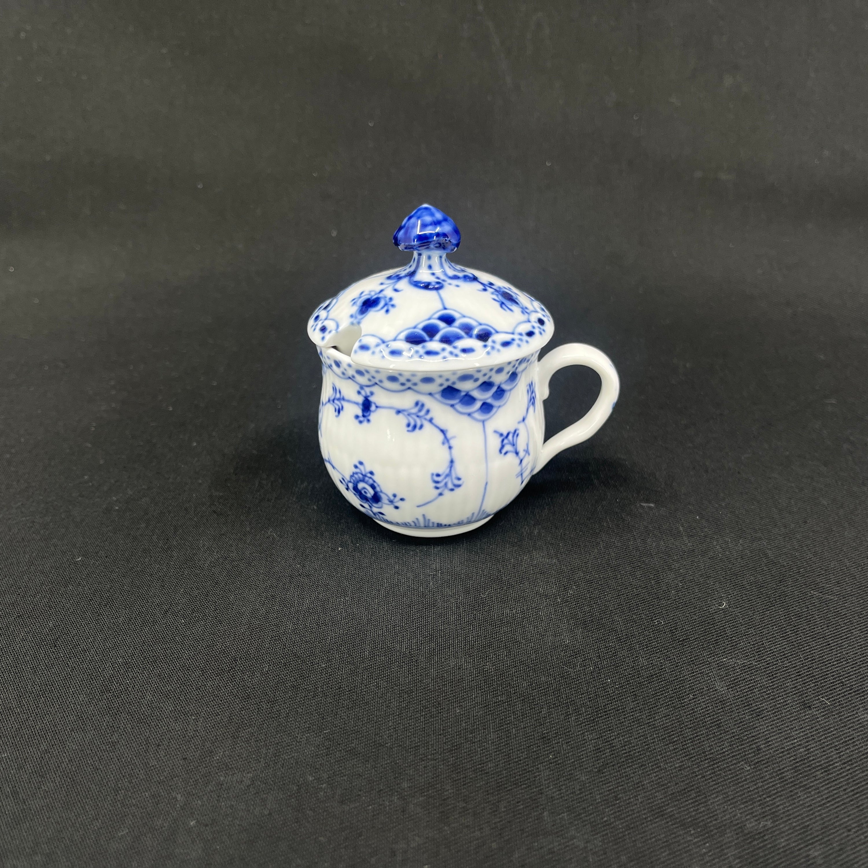 Musselmalet Halvblonde sennepskrukke, 1/744