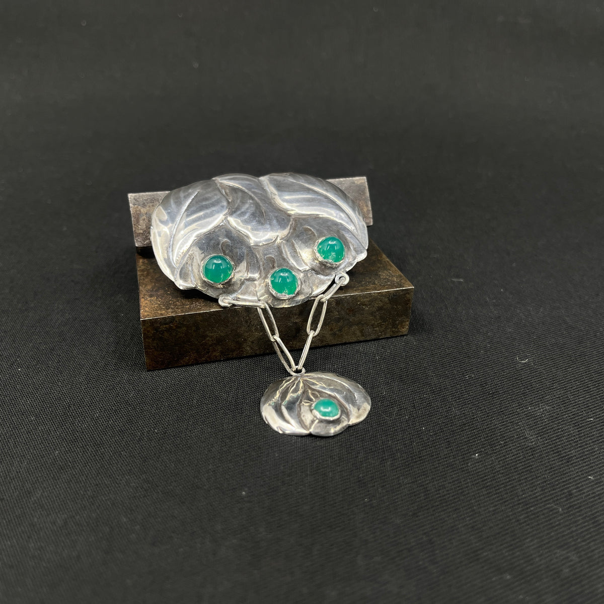 Stor skønvirke broche med chrysoprasser