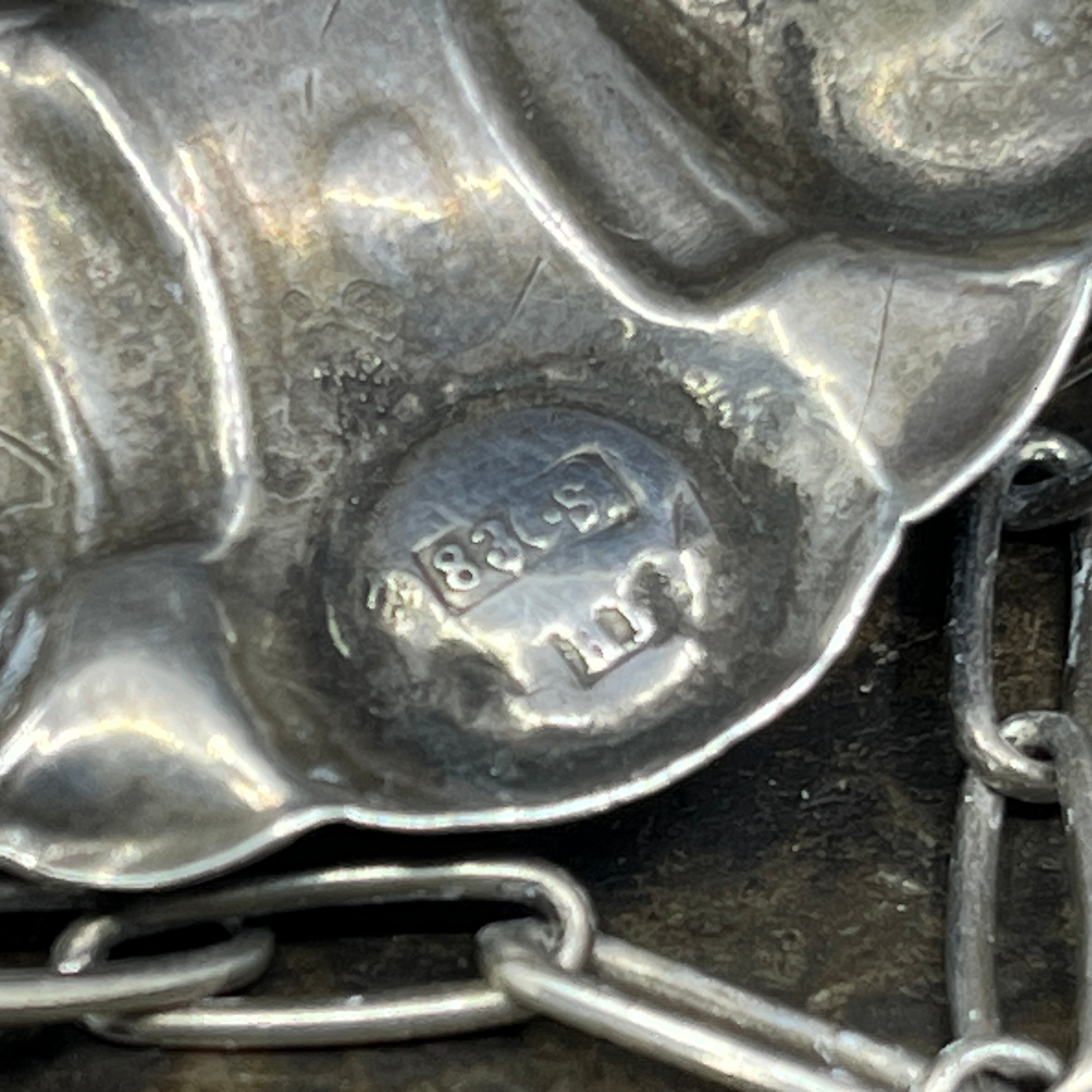 Stor skønvirke broche med chrysoprasser