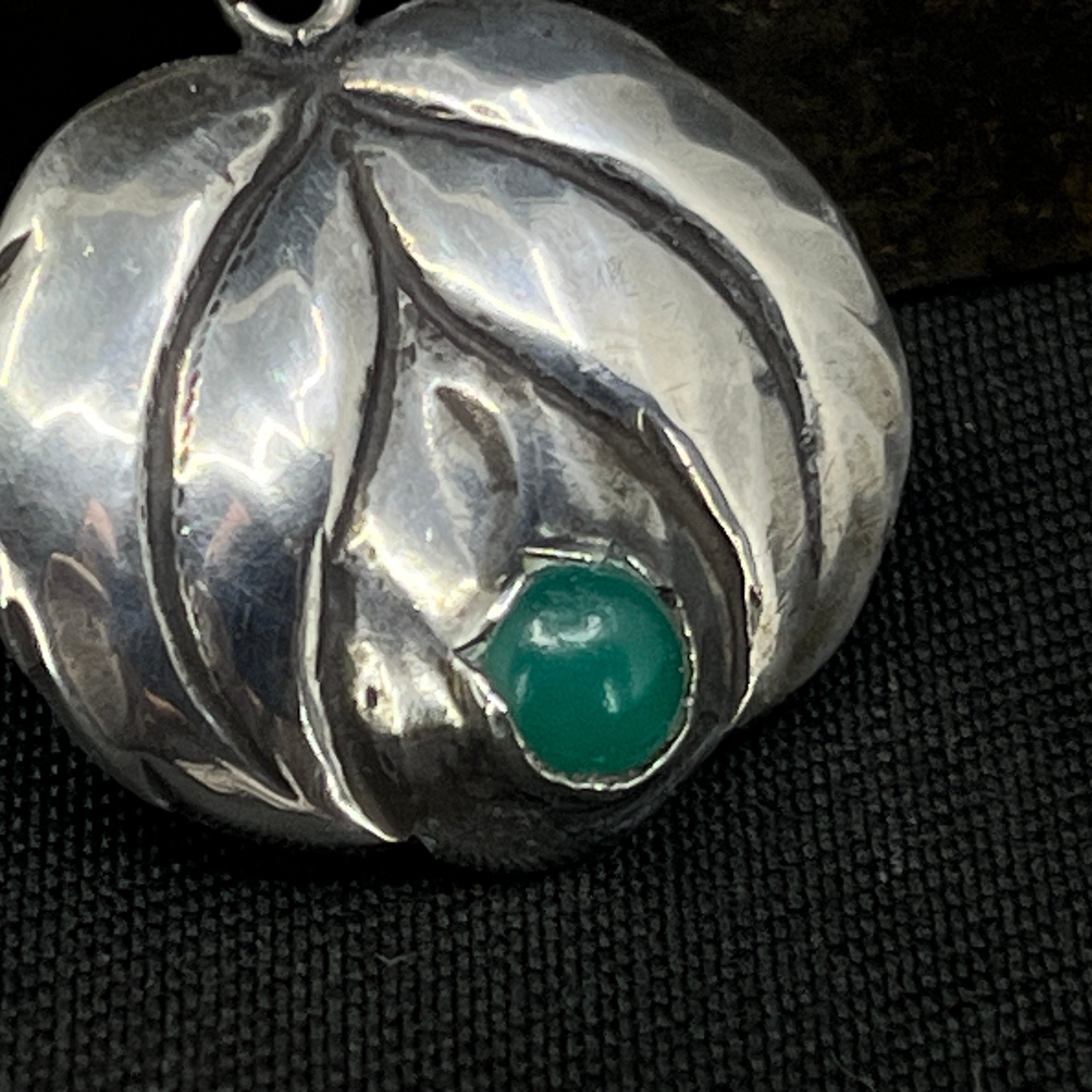 Stor skønvirke broche med chrysoprasser