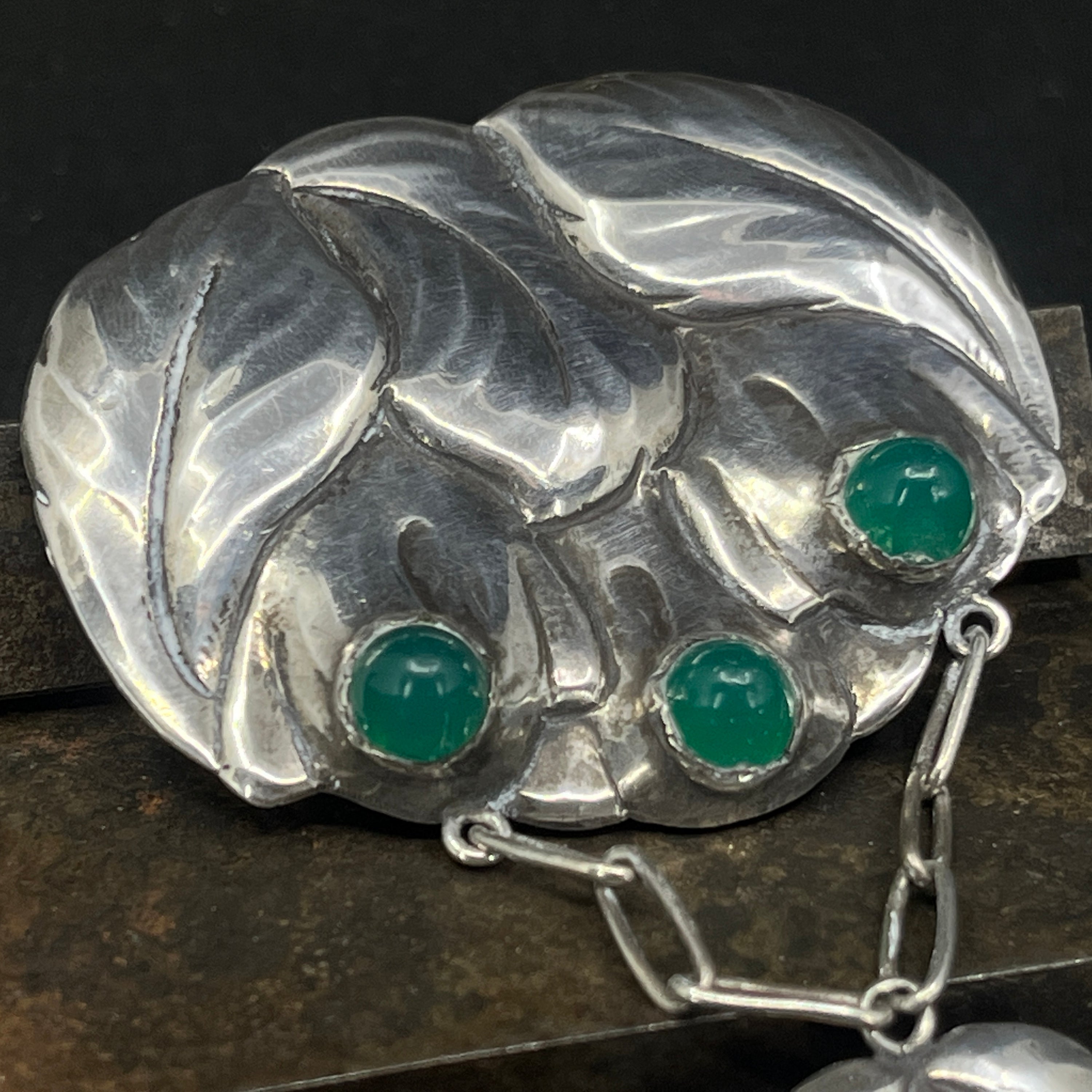 Stor skønvirke broche med chrysoprasser