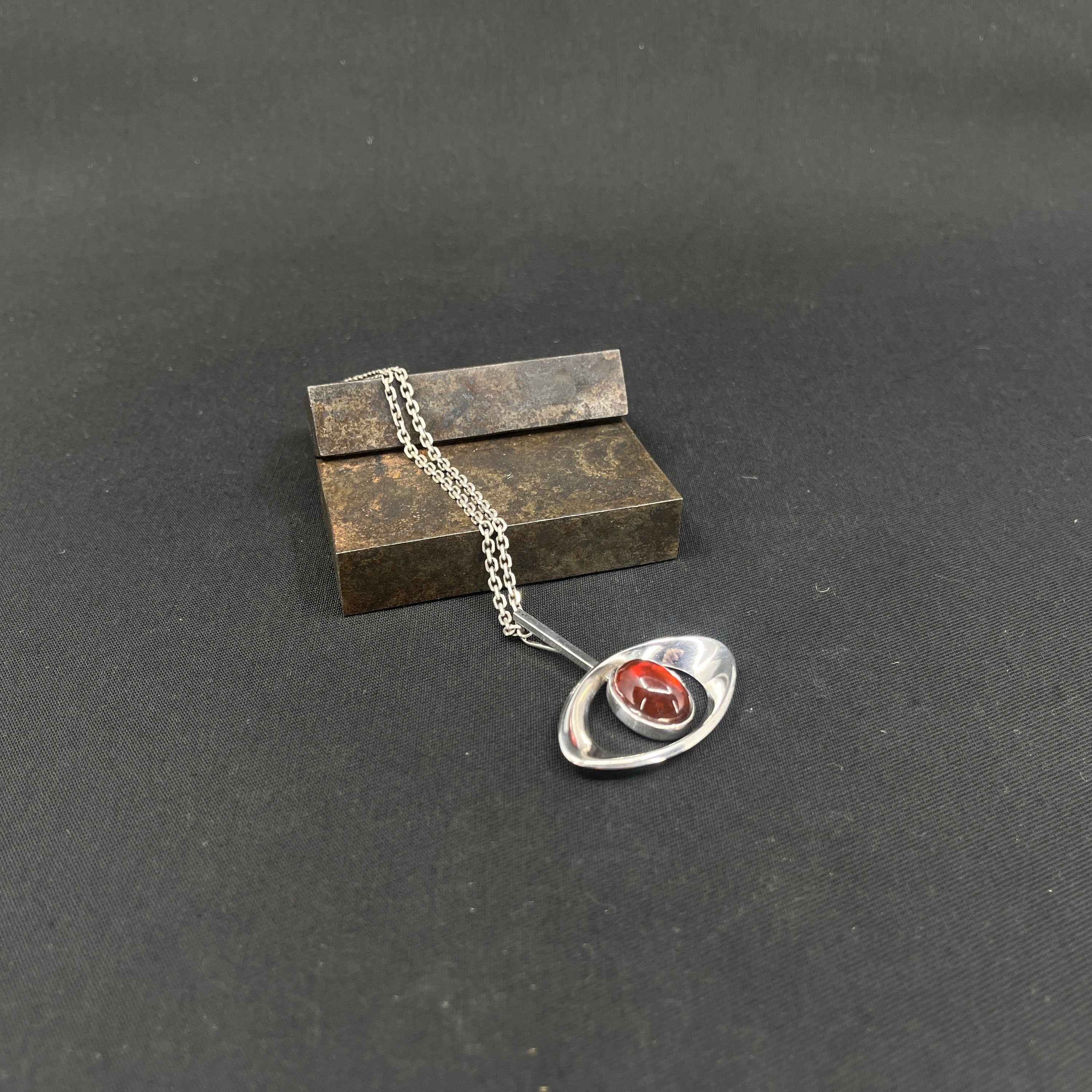 Moderne vedhæng med rav fra N. E. From