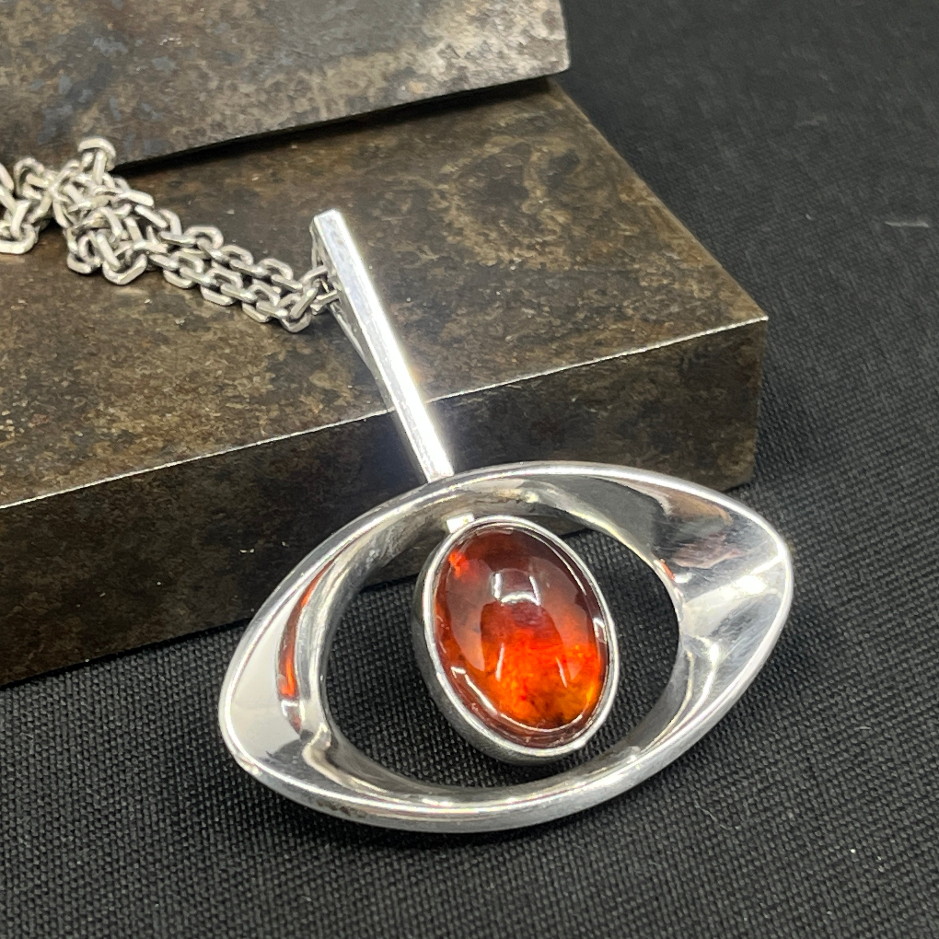 Moderne vedhæng med rav fra N. E. From