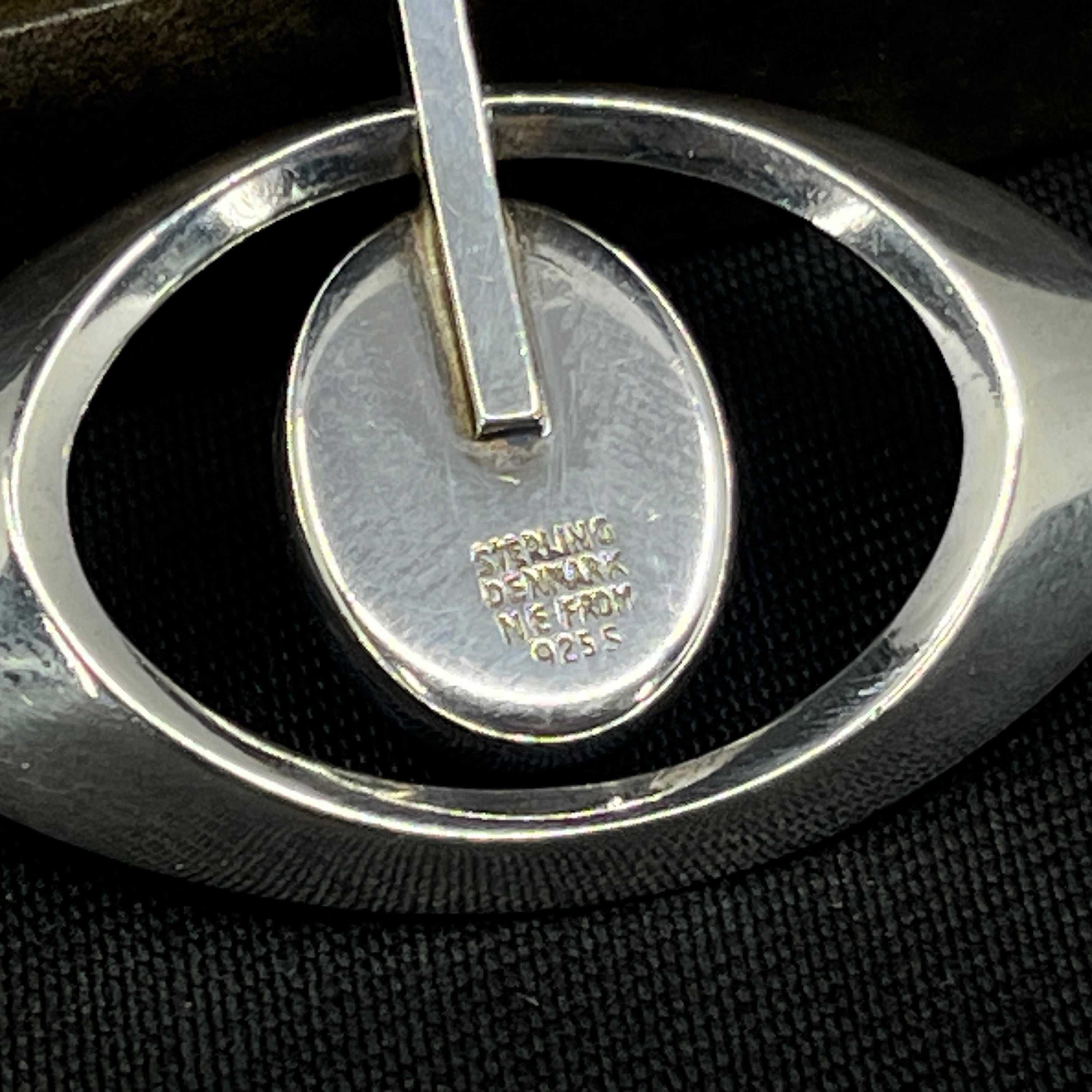 Moderne vedhæng med rav fra N. E. From