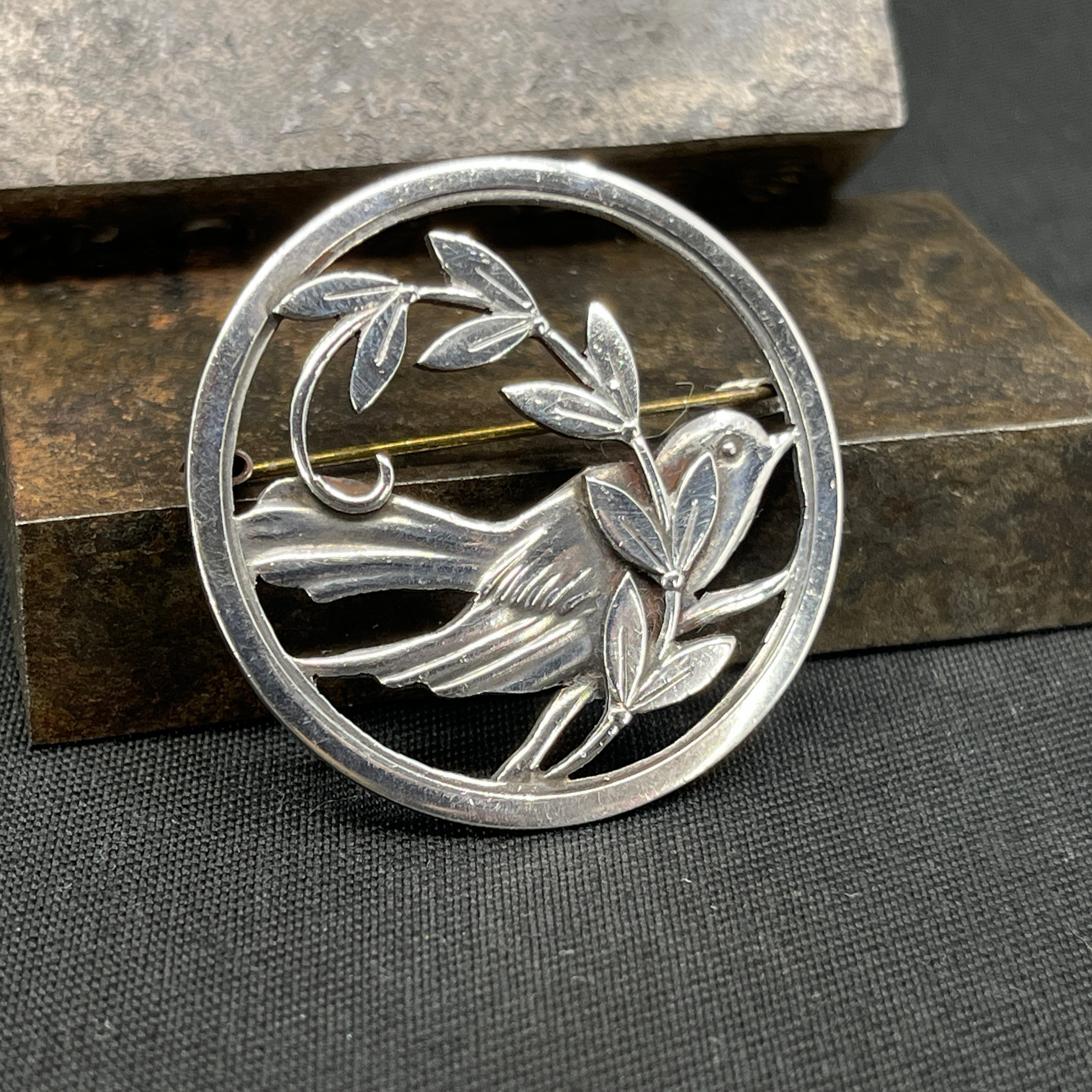 Broche i sølv med fugl
