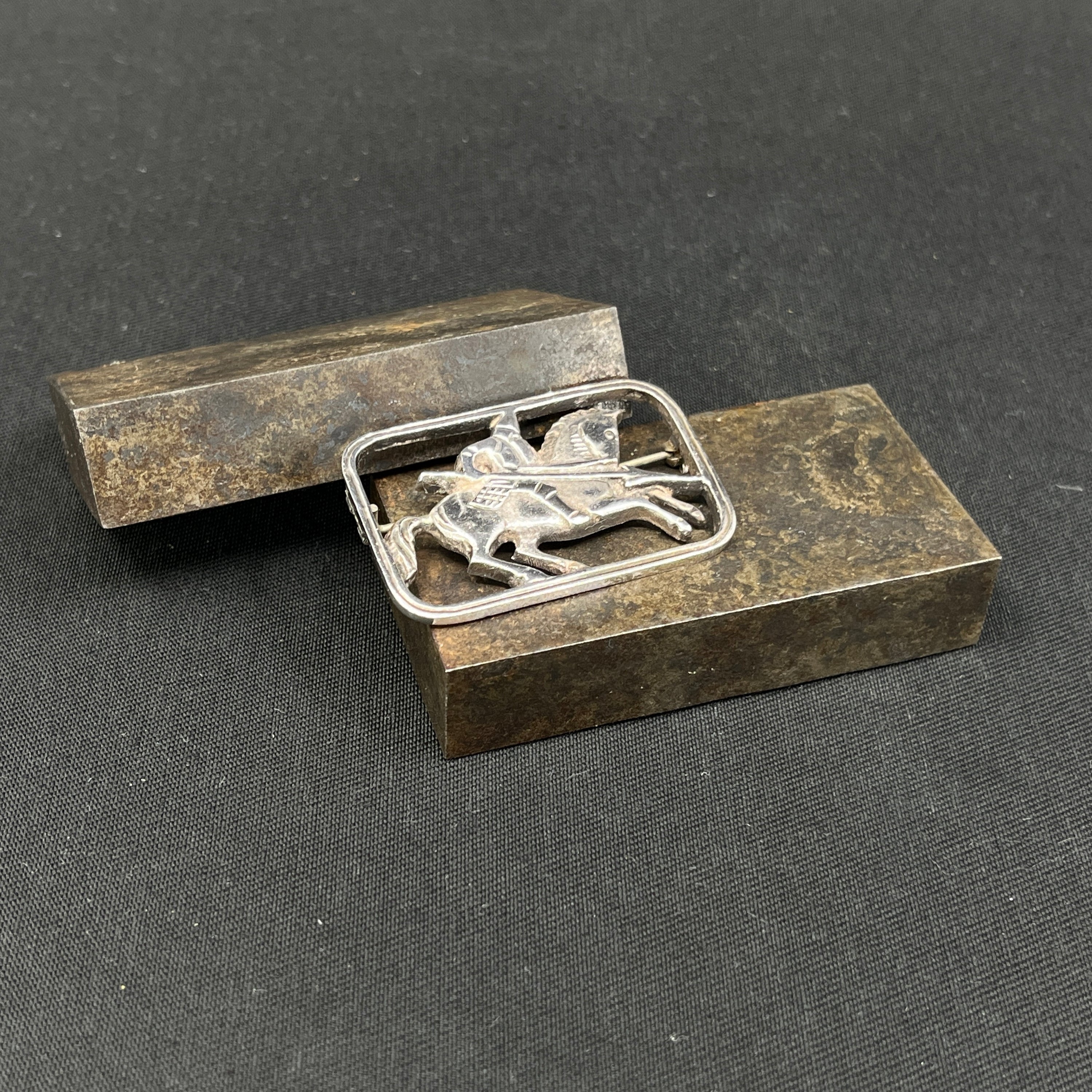 Broche af Volmer Bahner - Ridder til hest