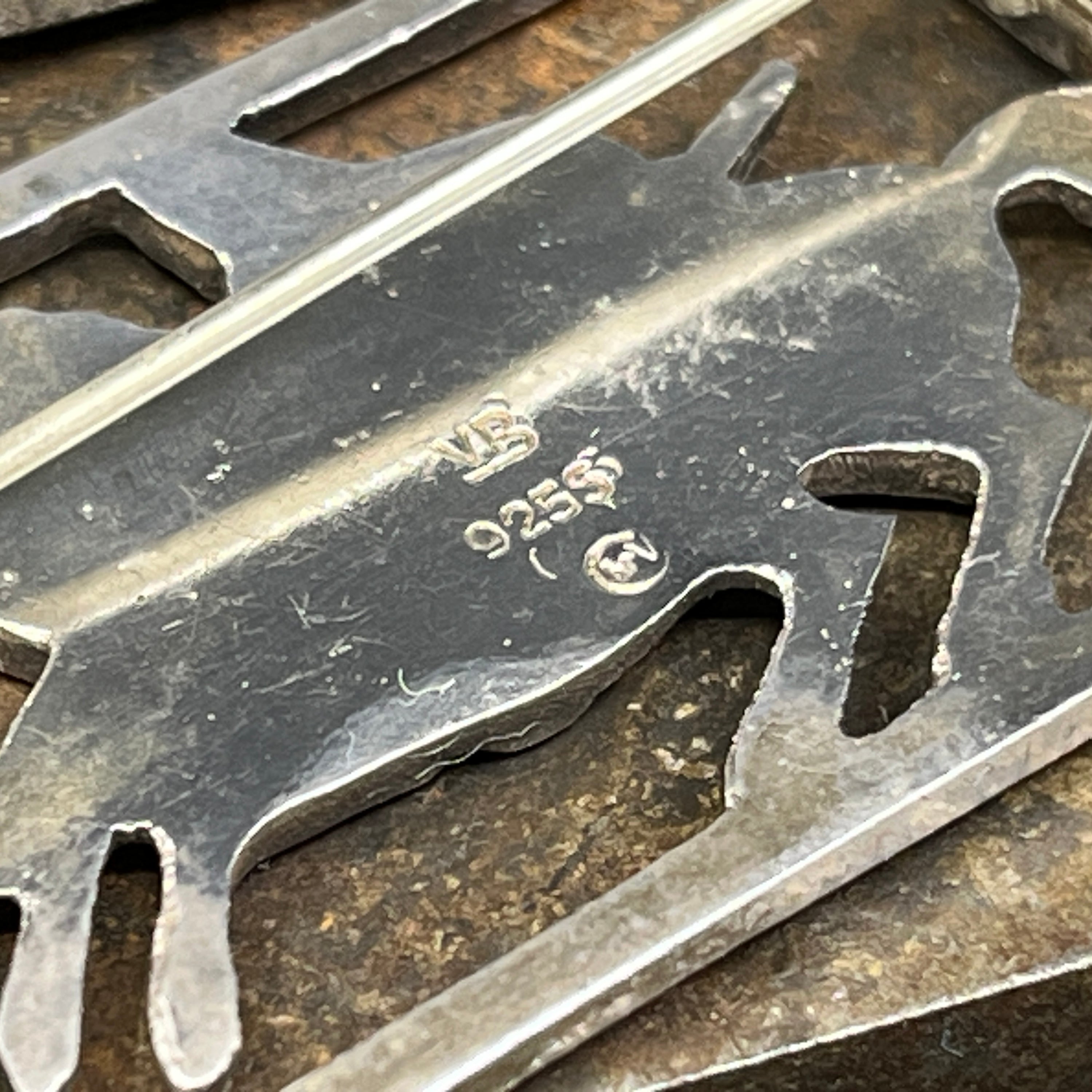 Broche af Volmer Bahner - Ridder til hest