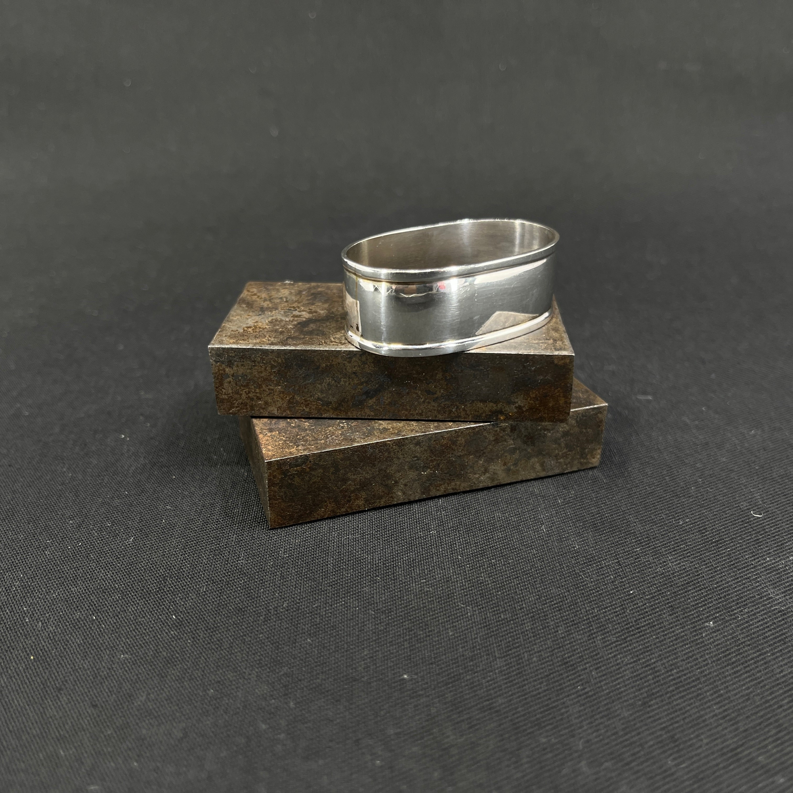 Dobbelt riflet servietring i sølv