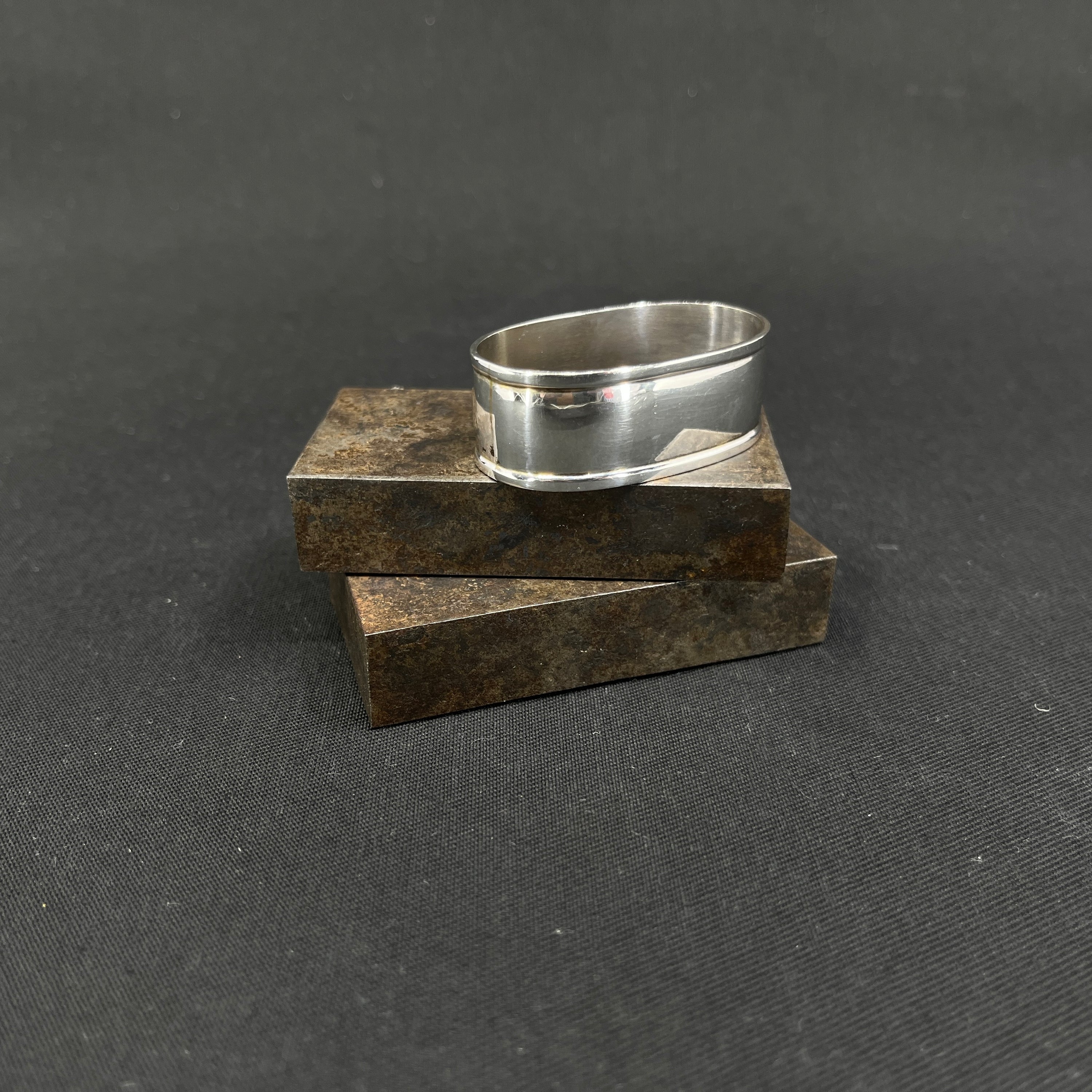 Dobbelt riflet servietring i sølv