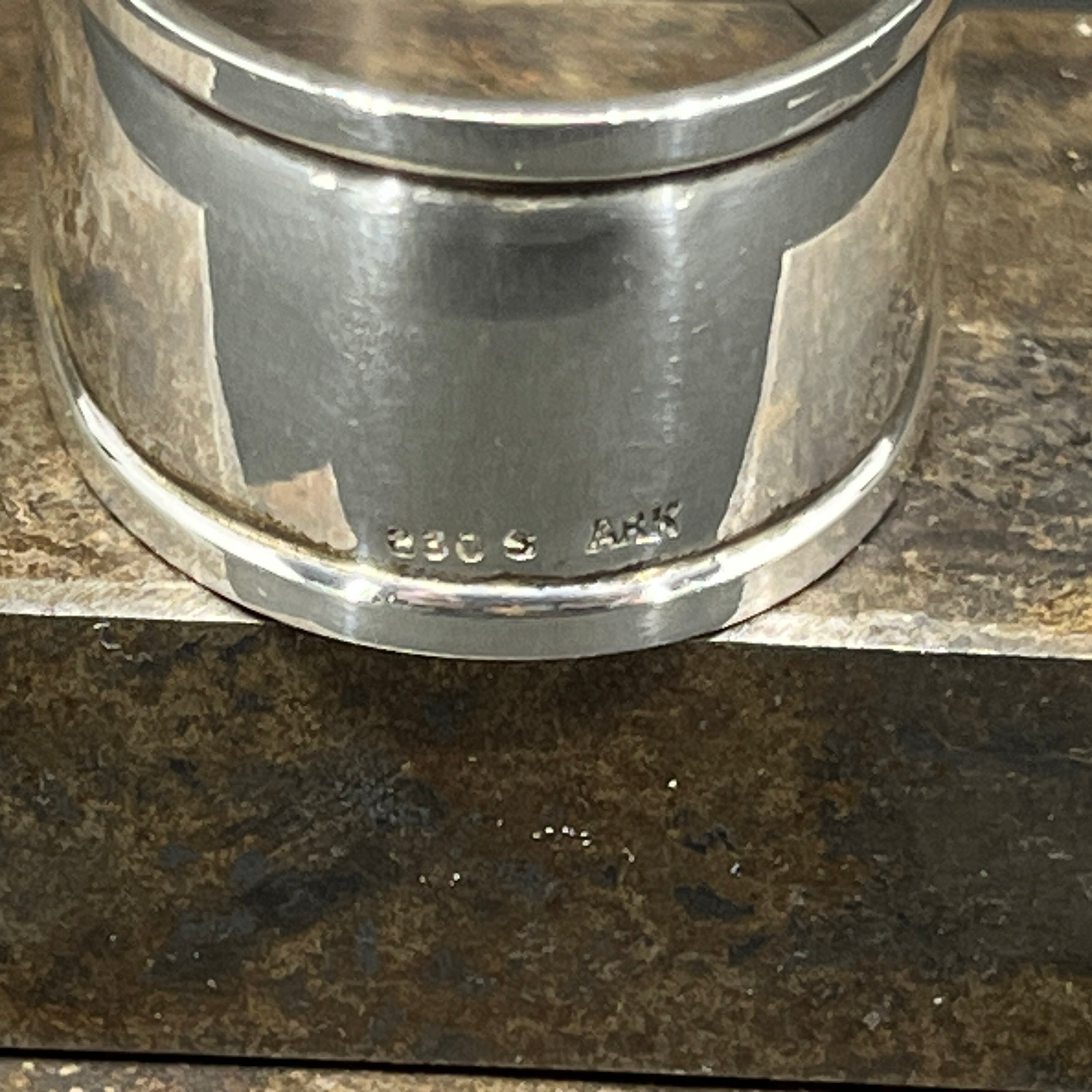 Dobbelt riflet servietring i sølv