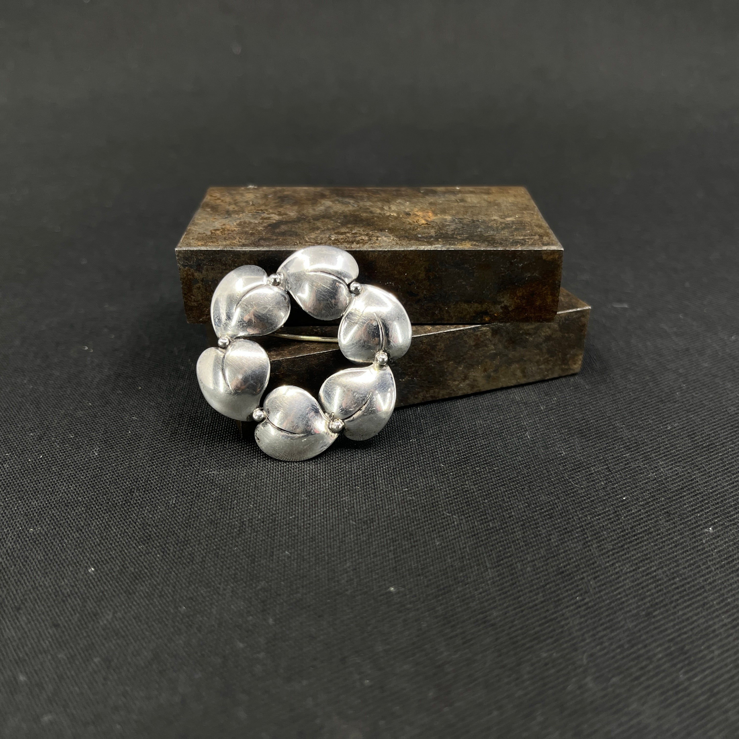 Broche i sølv af N. E. From med blade