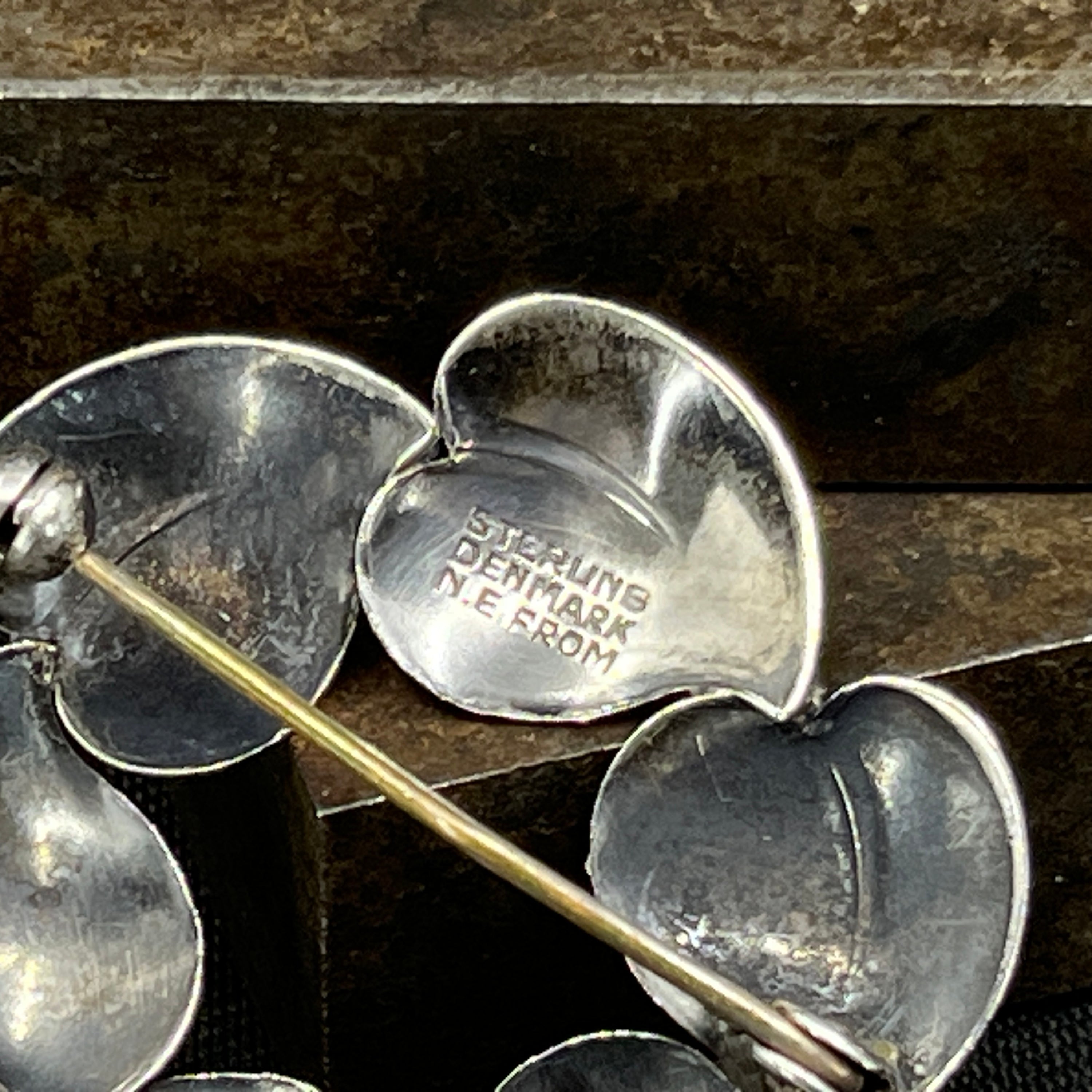 Broche i sølv af N. E. From med blade