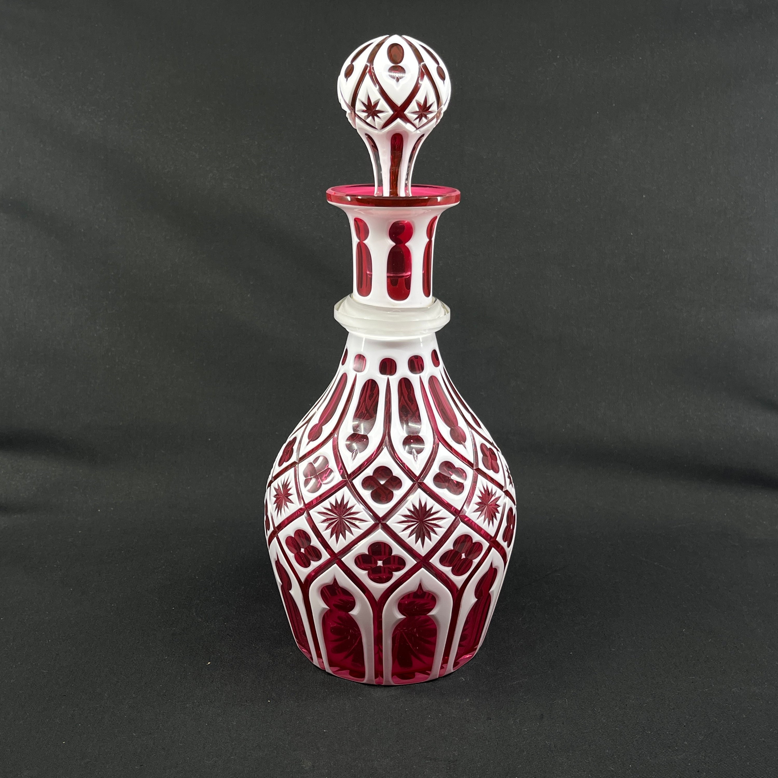 Engelsk karaffel i cranberry glas fra 1860'erne