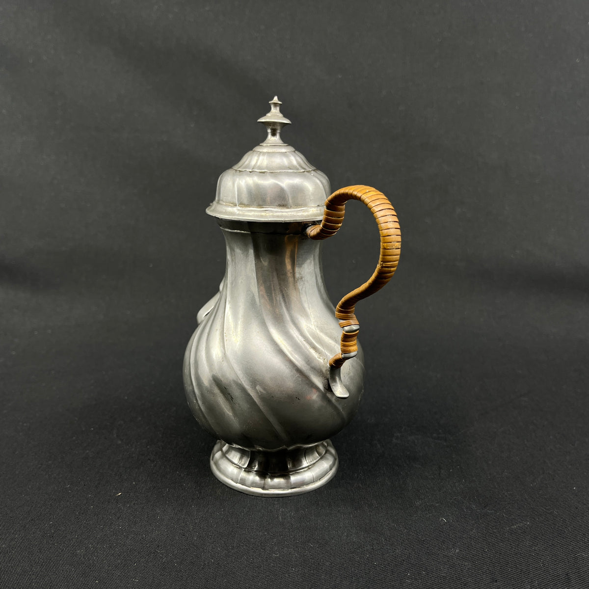 Small 1700 talc coffee pot in pewter