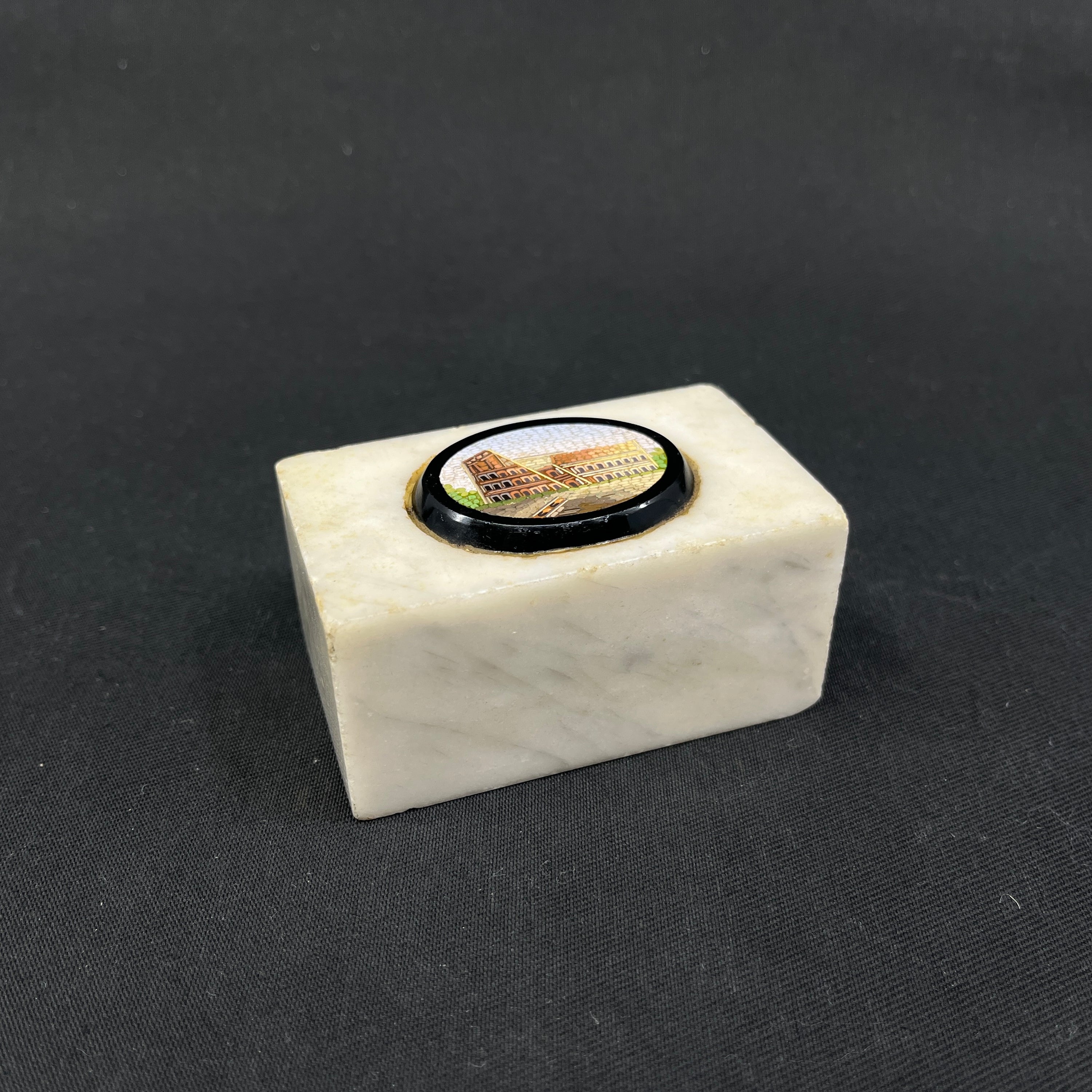 Brevvægt med mikromosaik af Colosseum