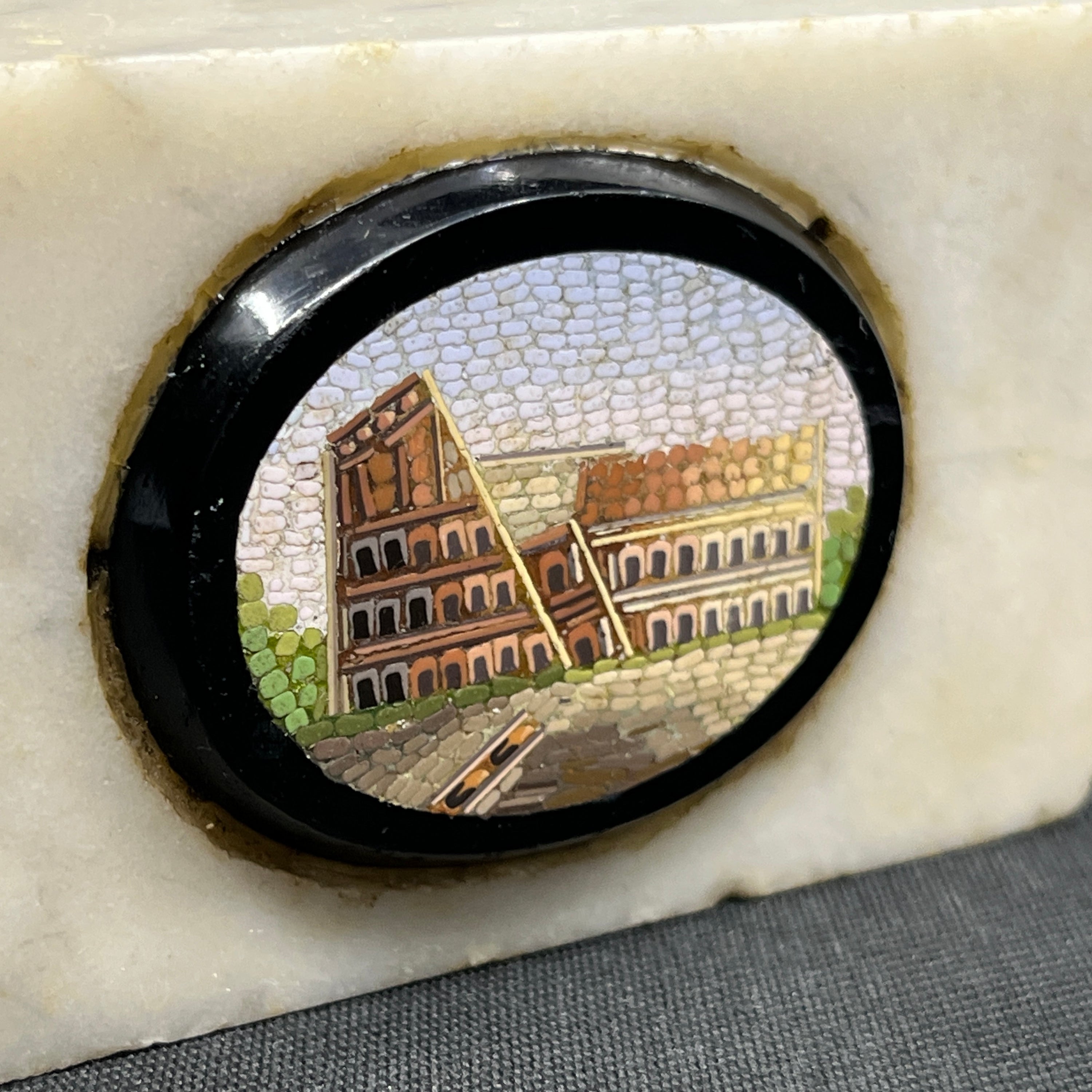 Brevvægt med mikromosaik af Colosseum