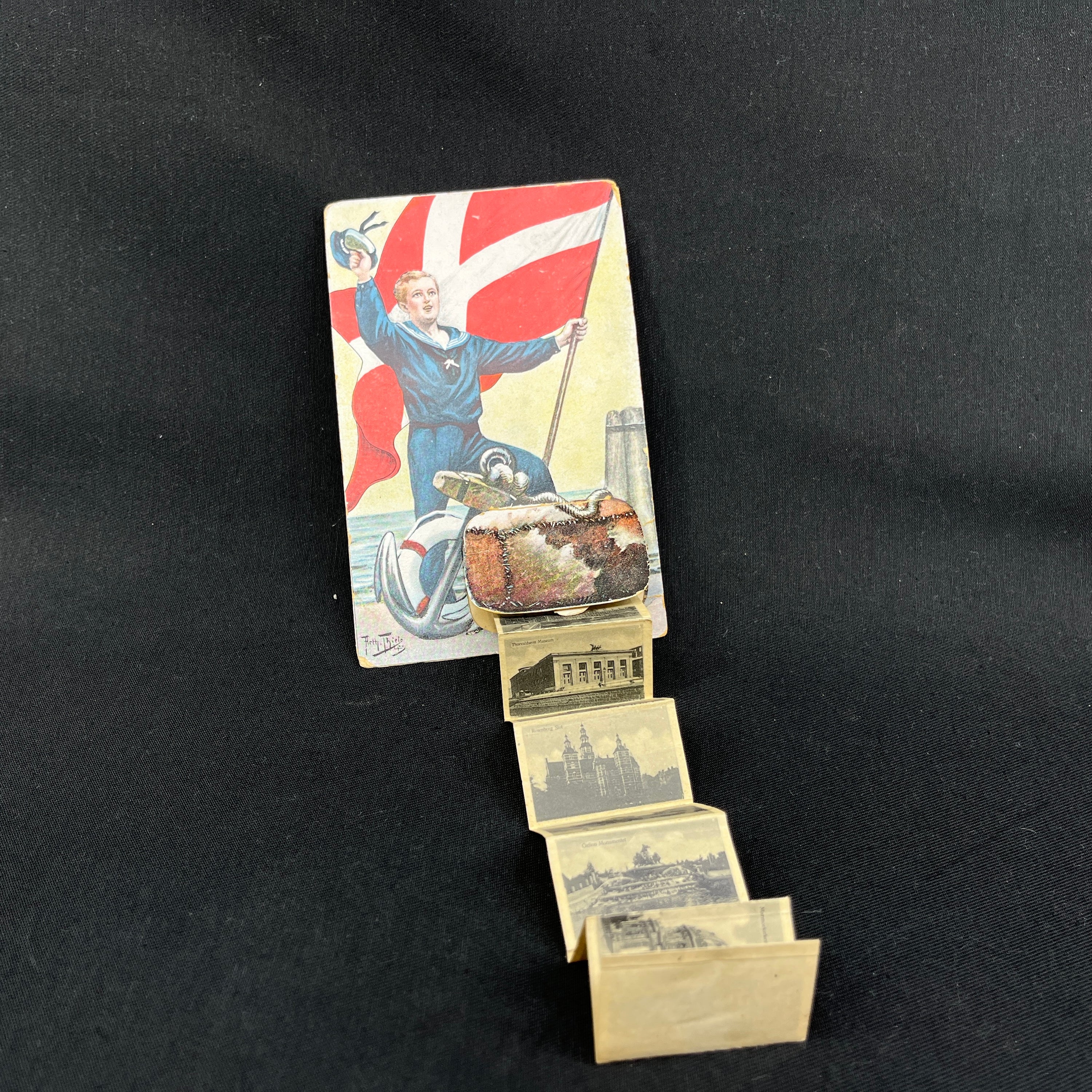 Usædvanligt postkort med fold-ud billeder