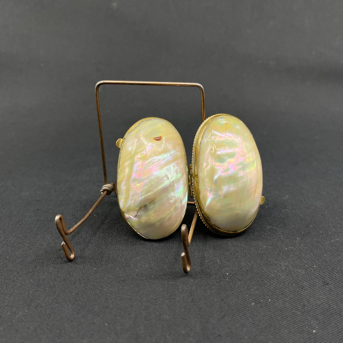 Small fine purse in seashell from the late 1700s