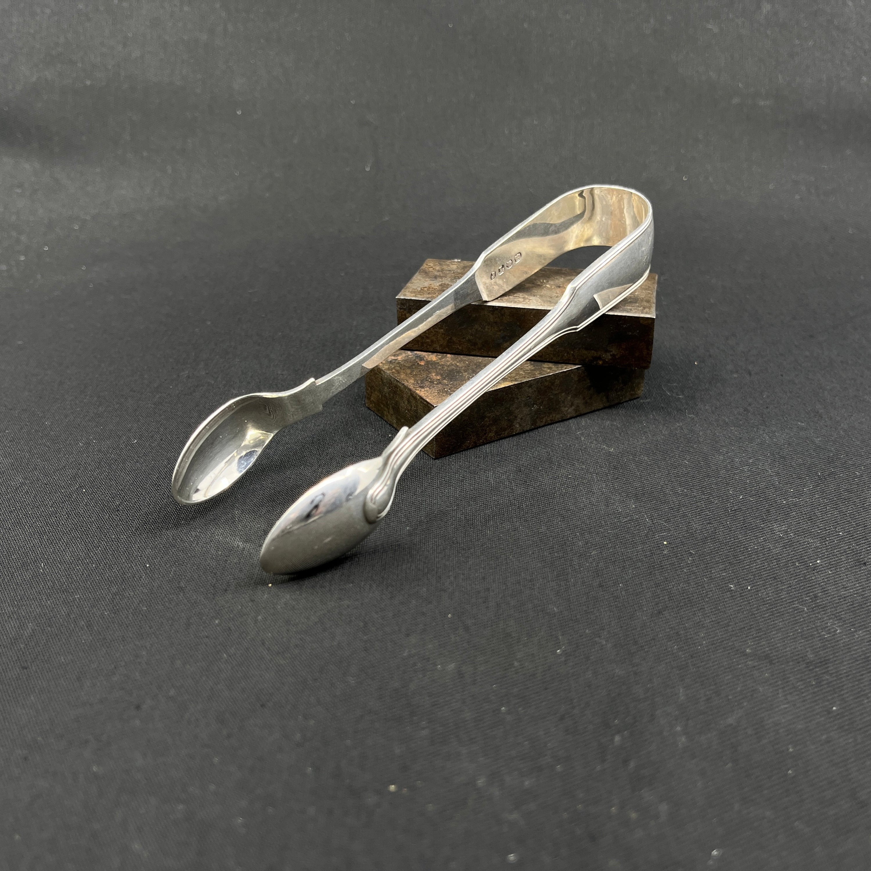 Sukkertang i sølvplet - dobbelt riflet