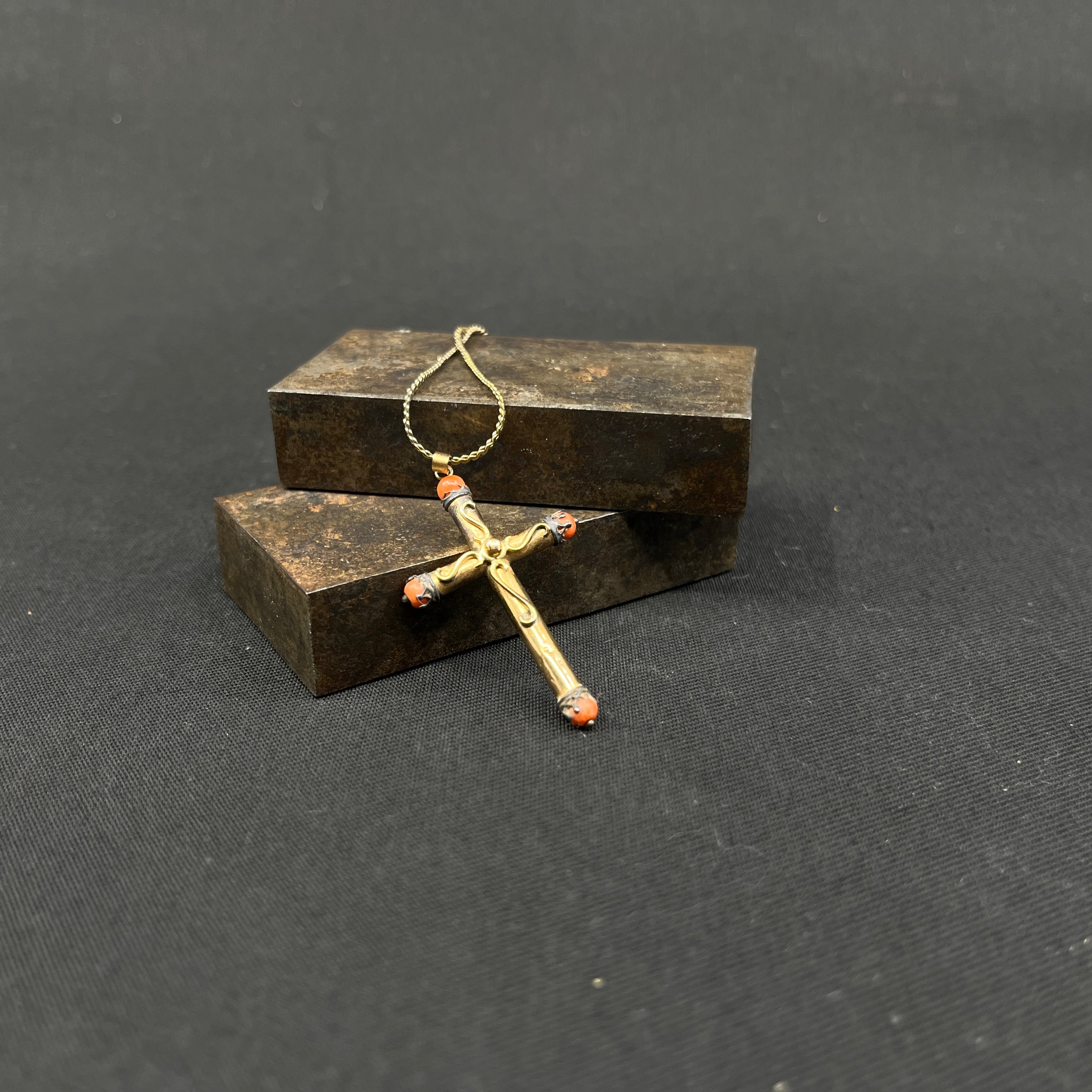 Kors med koral - forgyldt sølv