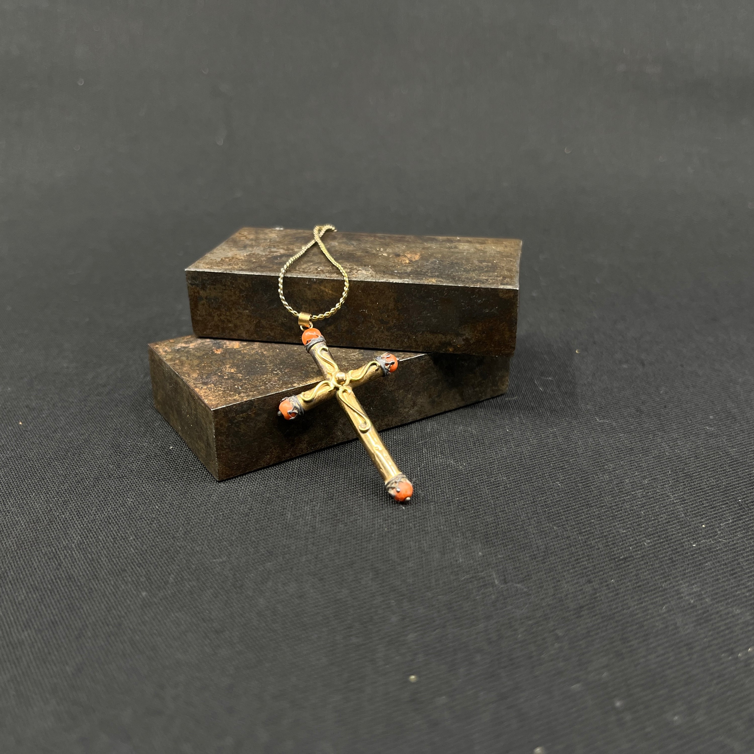 Kors med koral - forgyldt sølv