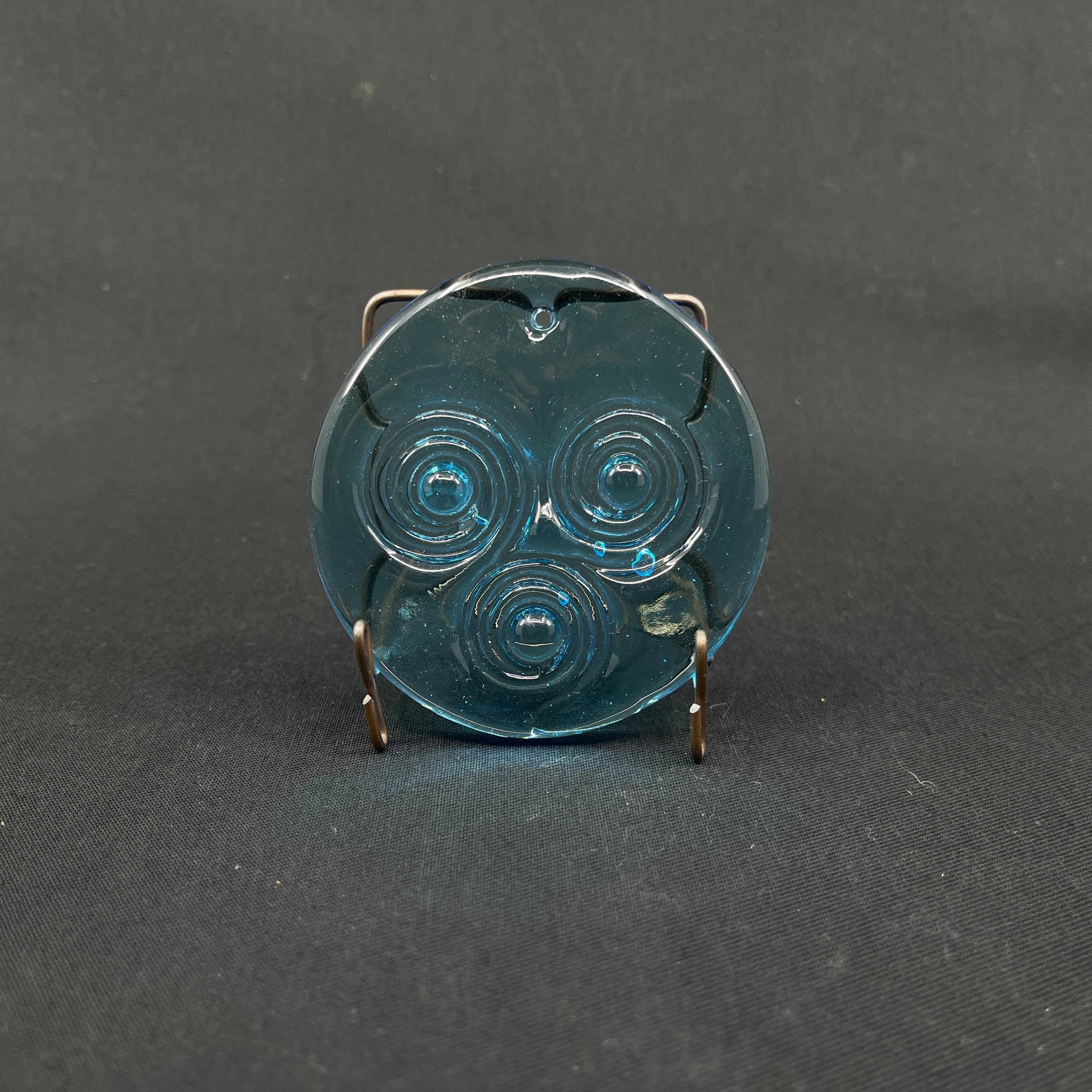 Solfanger i lyseblåt glas, 7,5 cm.