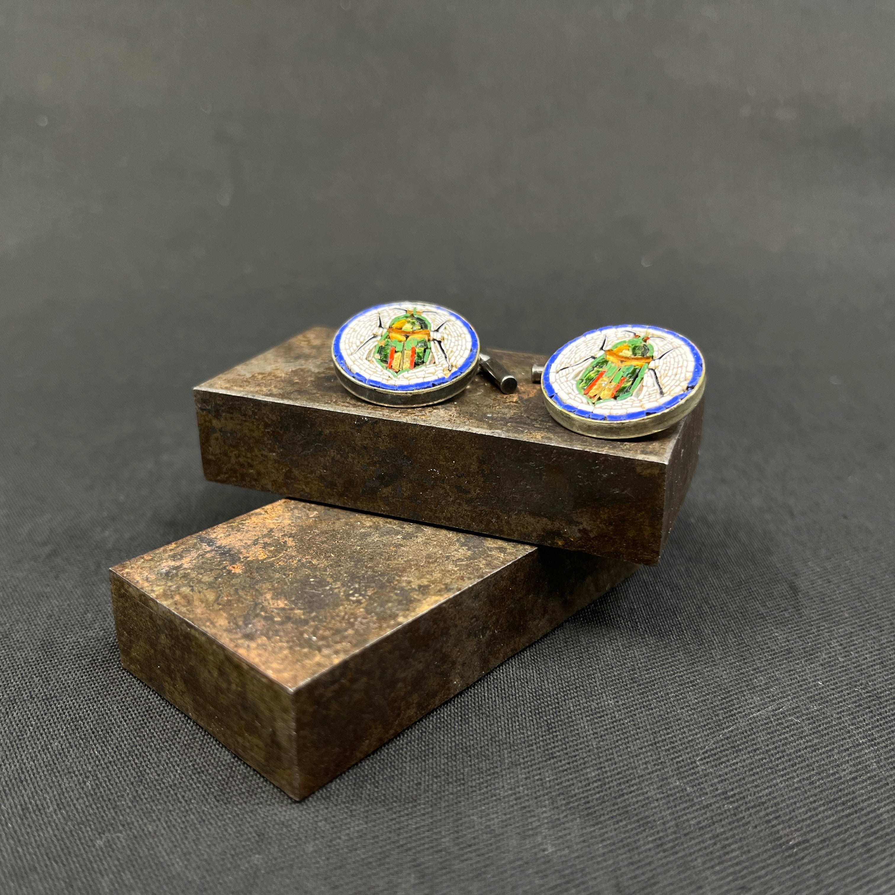 Manchetknapper med mikromosaik - skarabæer
