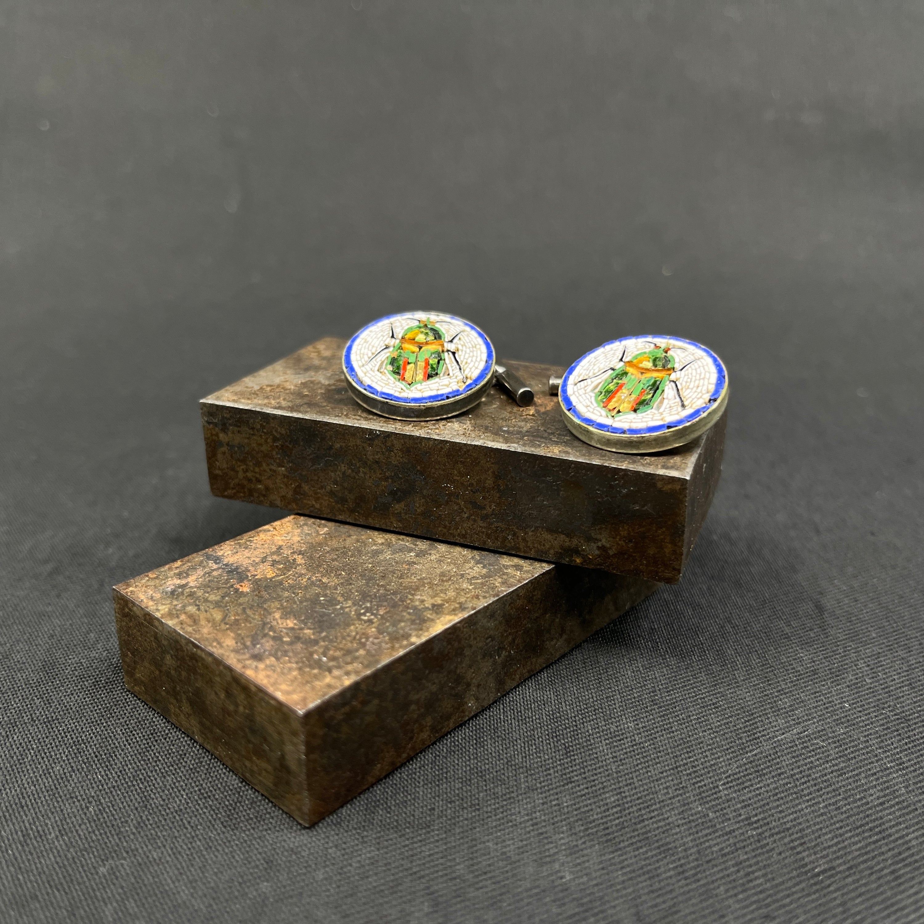 Manchetknapper med mikromosaik - skarabæer