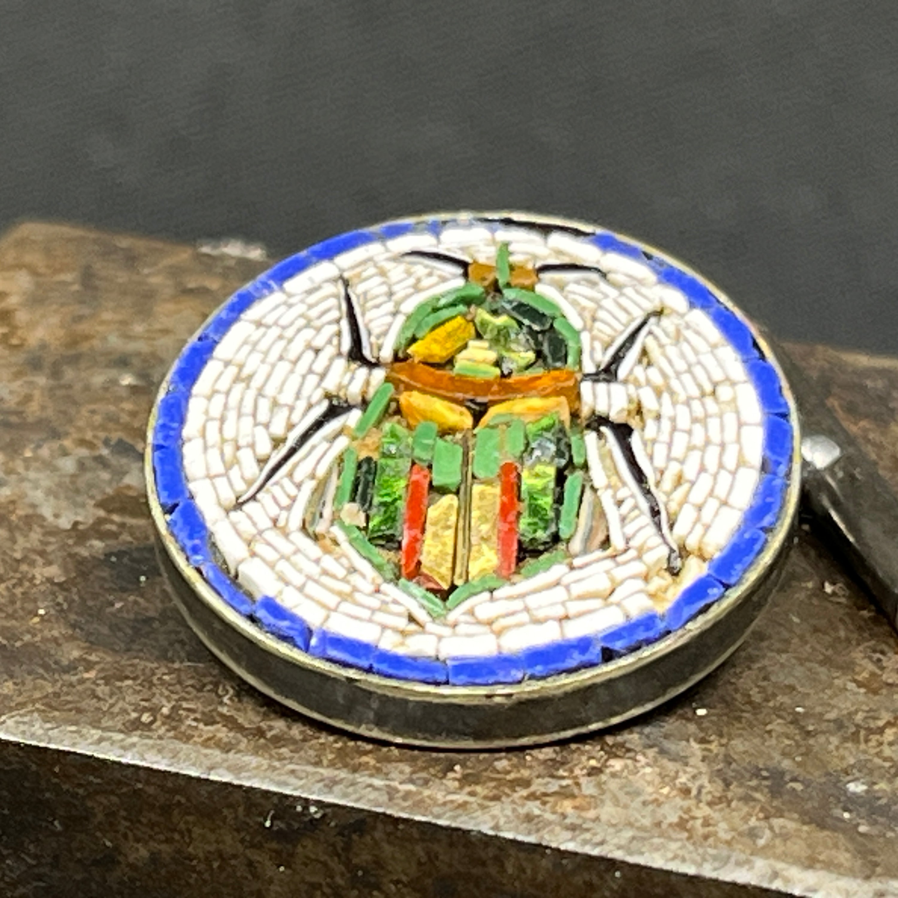 Manchetknapper med mikromosaik - skarabæer