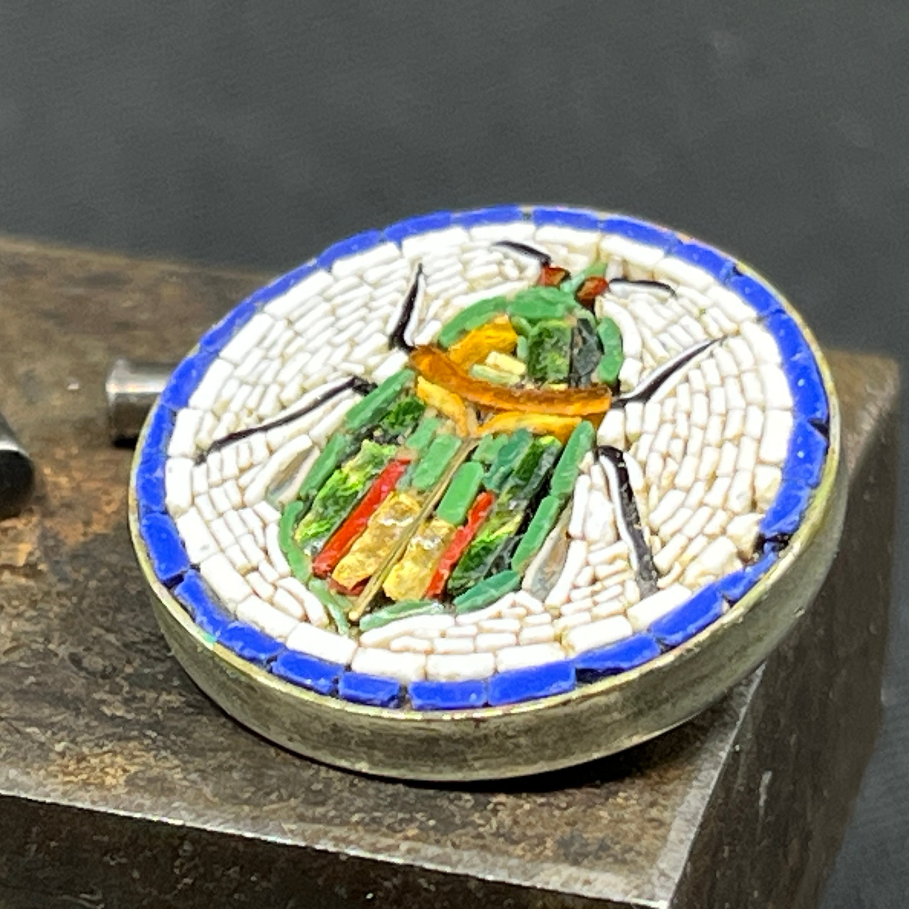 Manchetknapper med mikromosaik - skarabæer