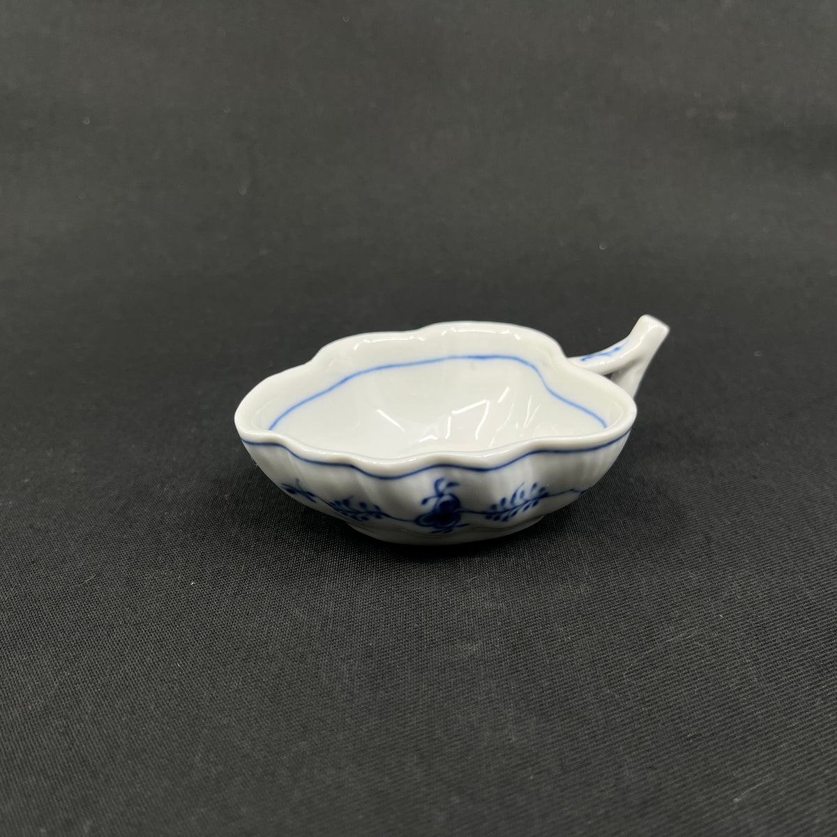 Blue Fluted Fluted Leaf Bowl with Handle