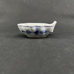 Blue Fluted Fluted Leaf Bowl with Handle