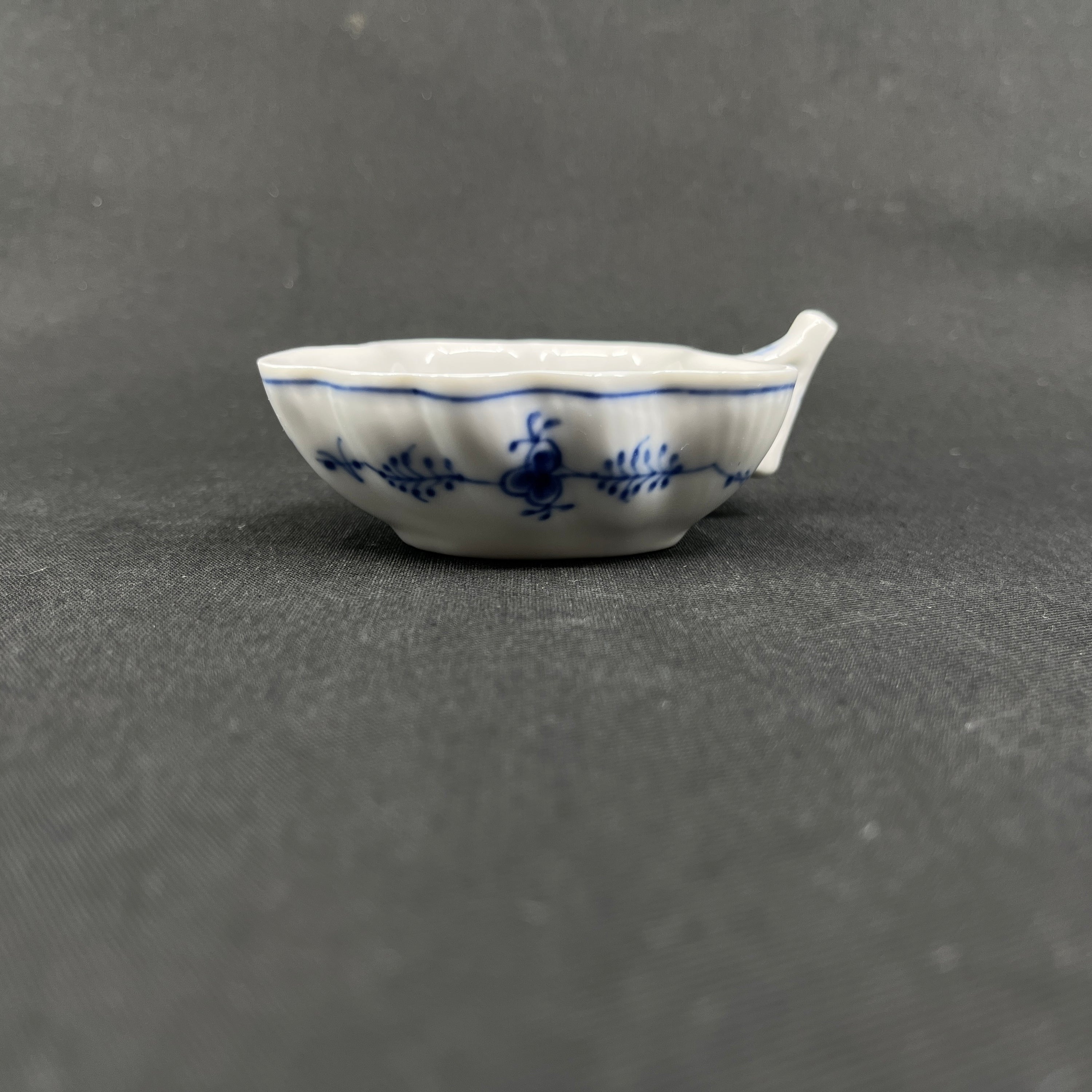 Musselmalet riflet blad skål med hank