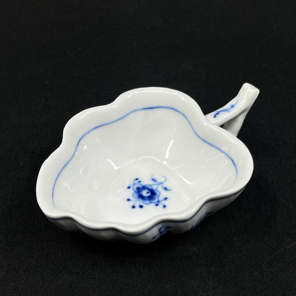 Blue Fluted Fluted Leaf Bowl with Handle