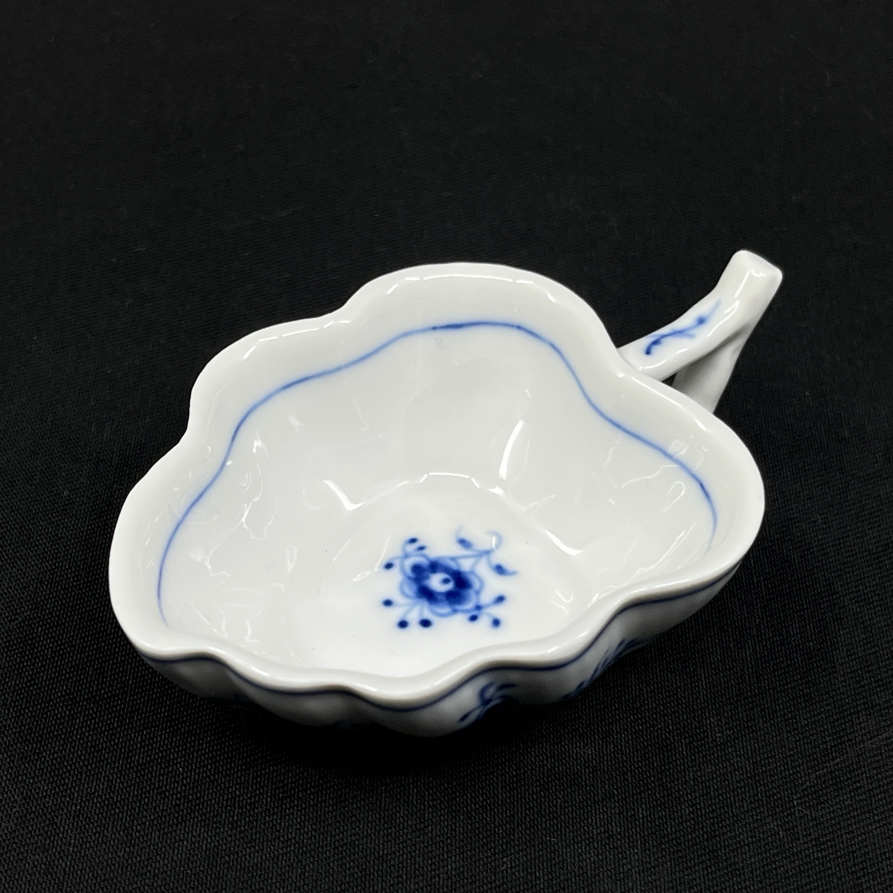 Musselmalet riflet blad skål med hank