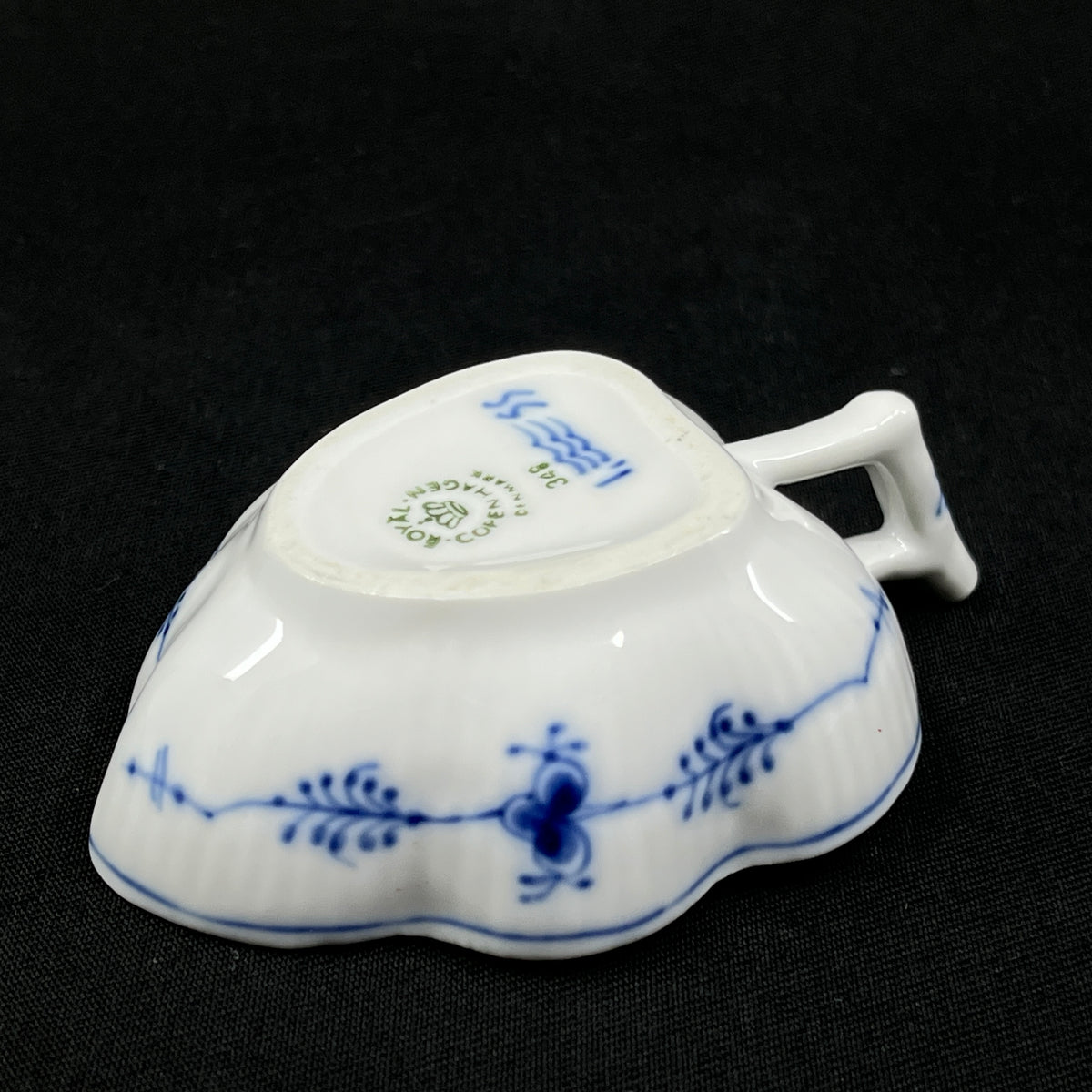 Blue Fluted Fluted Leaf Bowl with Handle