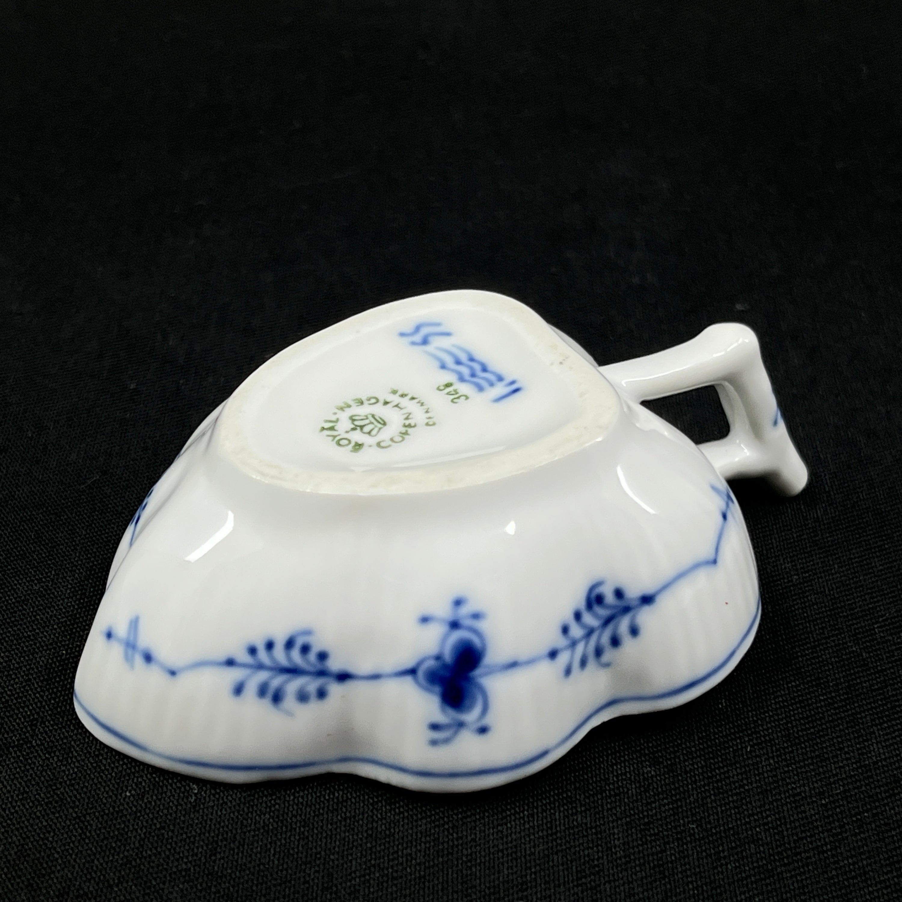 Musselmalet riflet blad skål med hank